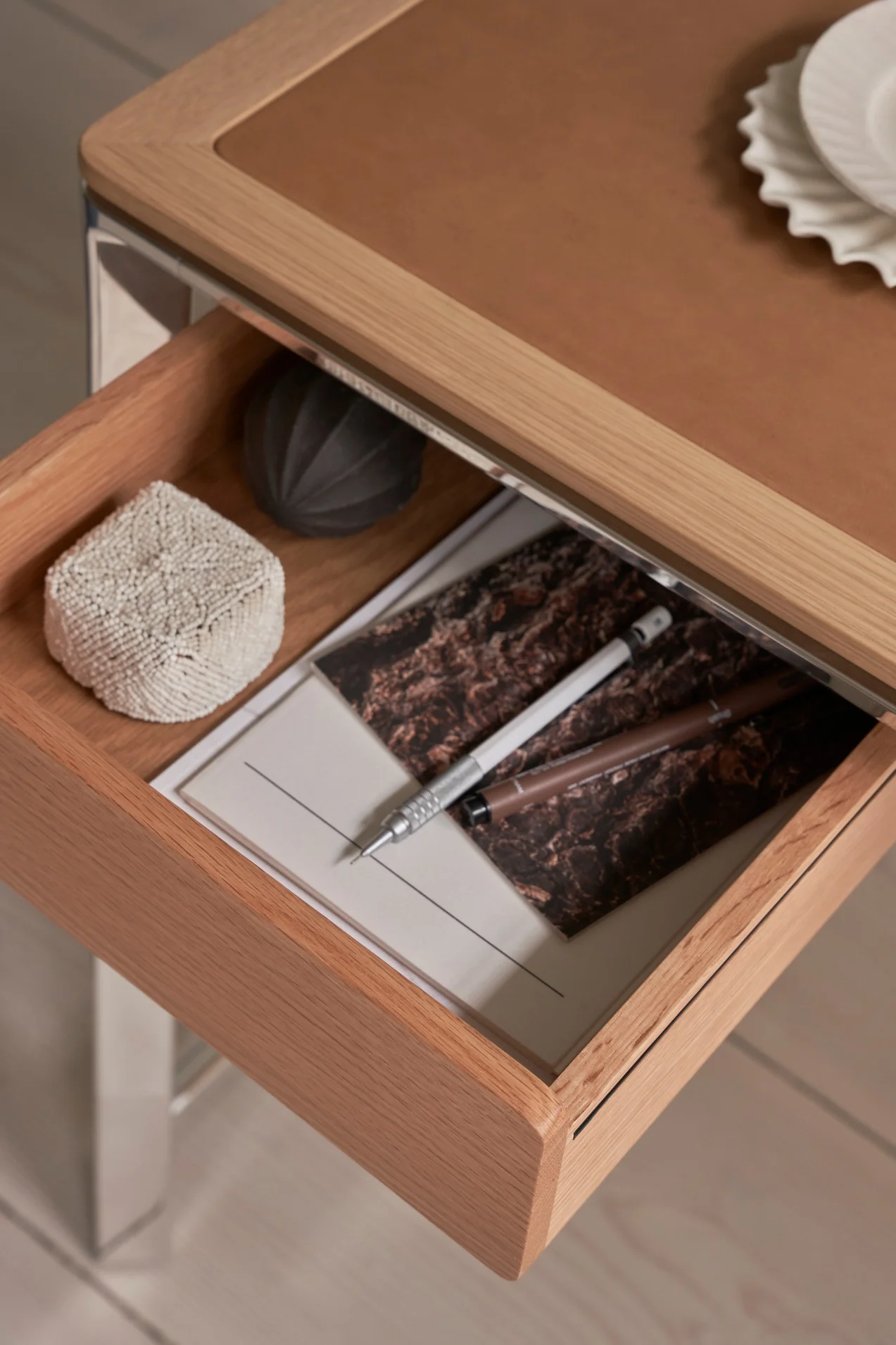Biurko STUDIO zielony skórzany blat z orzechową ramą i aluminiową podstawą - Image 17