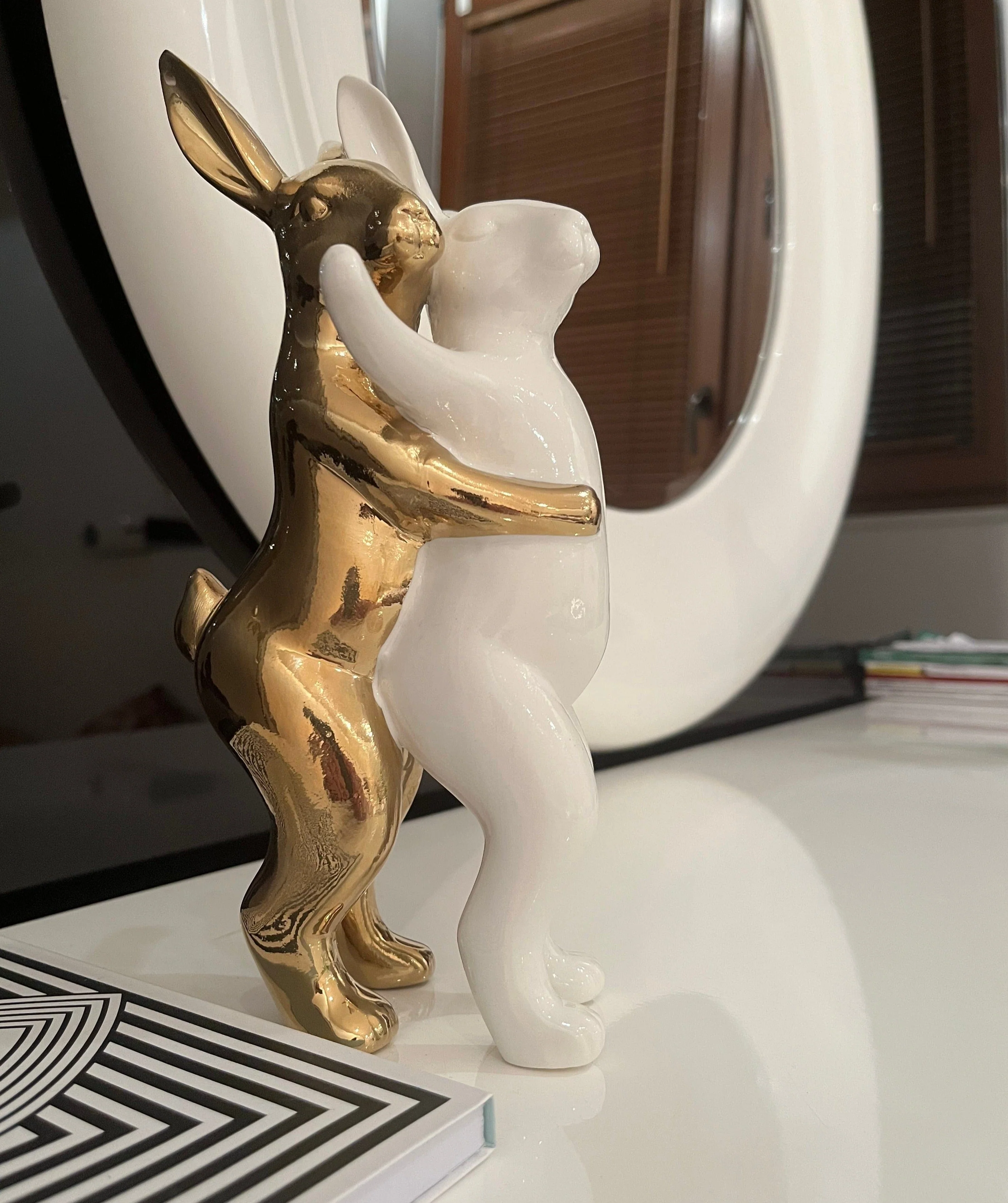 Figurka w kształcie królików w kolorze białym i złotym - Image 2