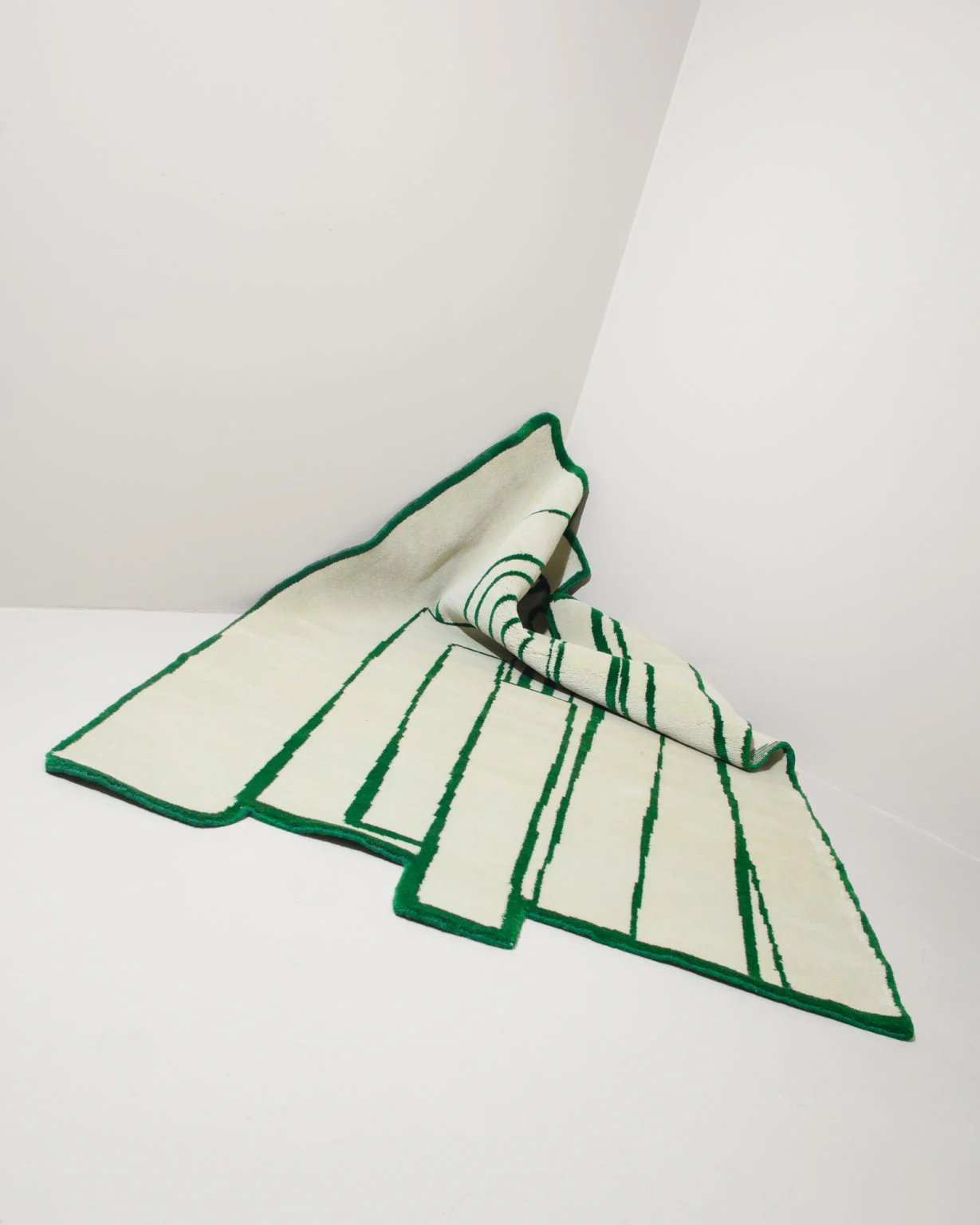 Dywan dekoracyjny asymetryczny CONTOUR zielony - Image 4