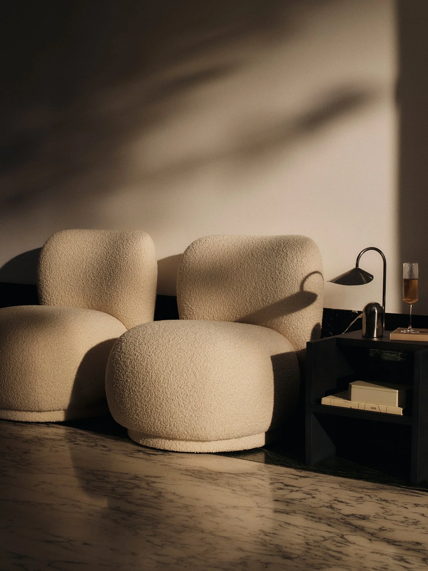 Fotel obrotowy RICO PICCOLO LOUNGE Nordic Bouclé złamana biel - Image 6