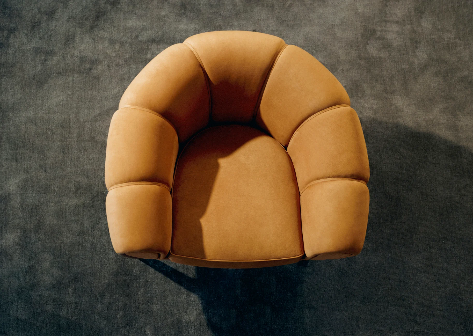 Fotel CROISSANT tapicerowany z orzechową podstawą - Image 13
