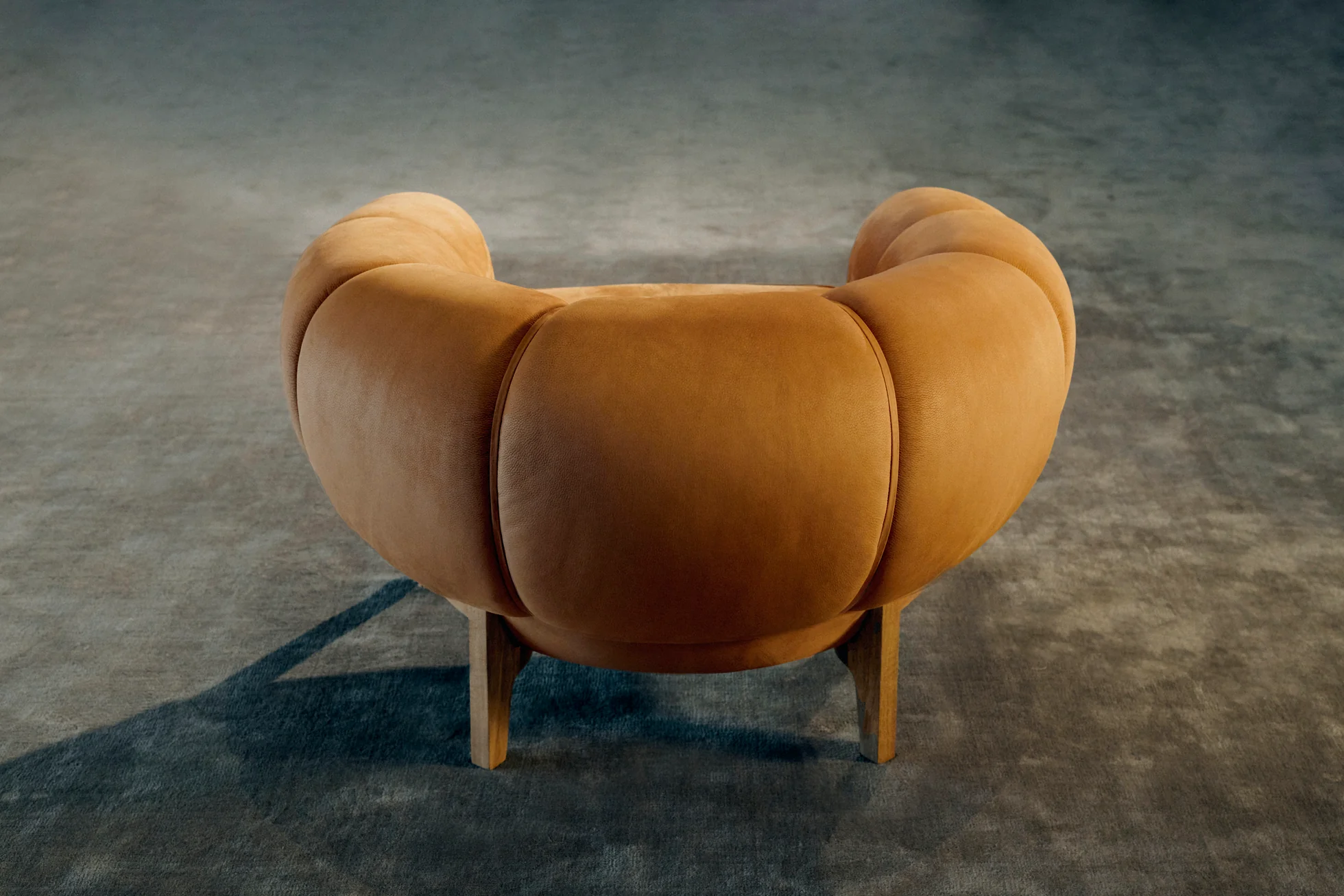 Fotel CROISSANT tapicerowany z orzechową podstawą - Image 14
