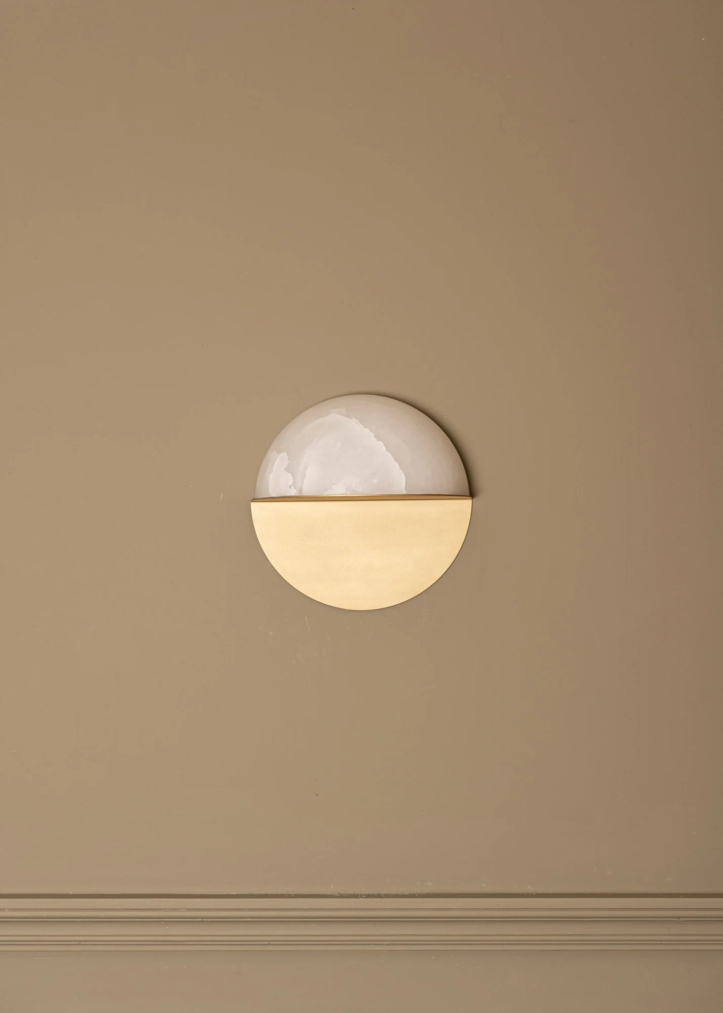 Kinkiet LUNO biały alabaster z mosiężnym - Image 3