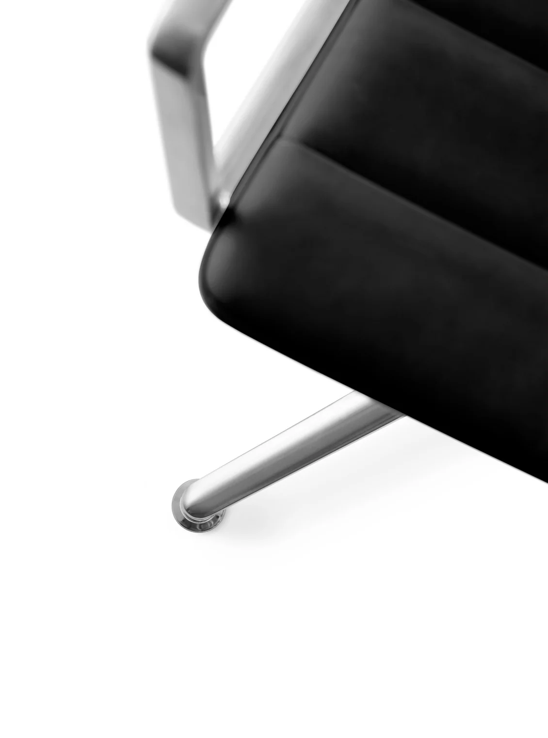 Krzesło biurowe 452 czarna skóra z metalową podstawą - Image 8
