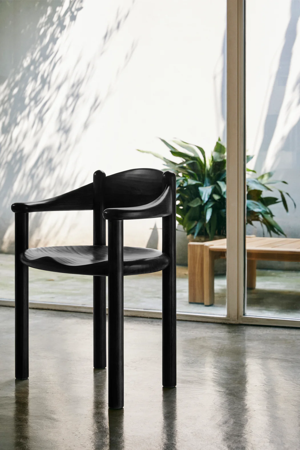 Krzesło z podłokietnikami DAUMILLER czarne drewno sosnowe - Image 15