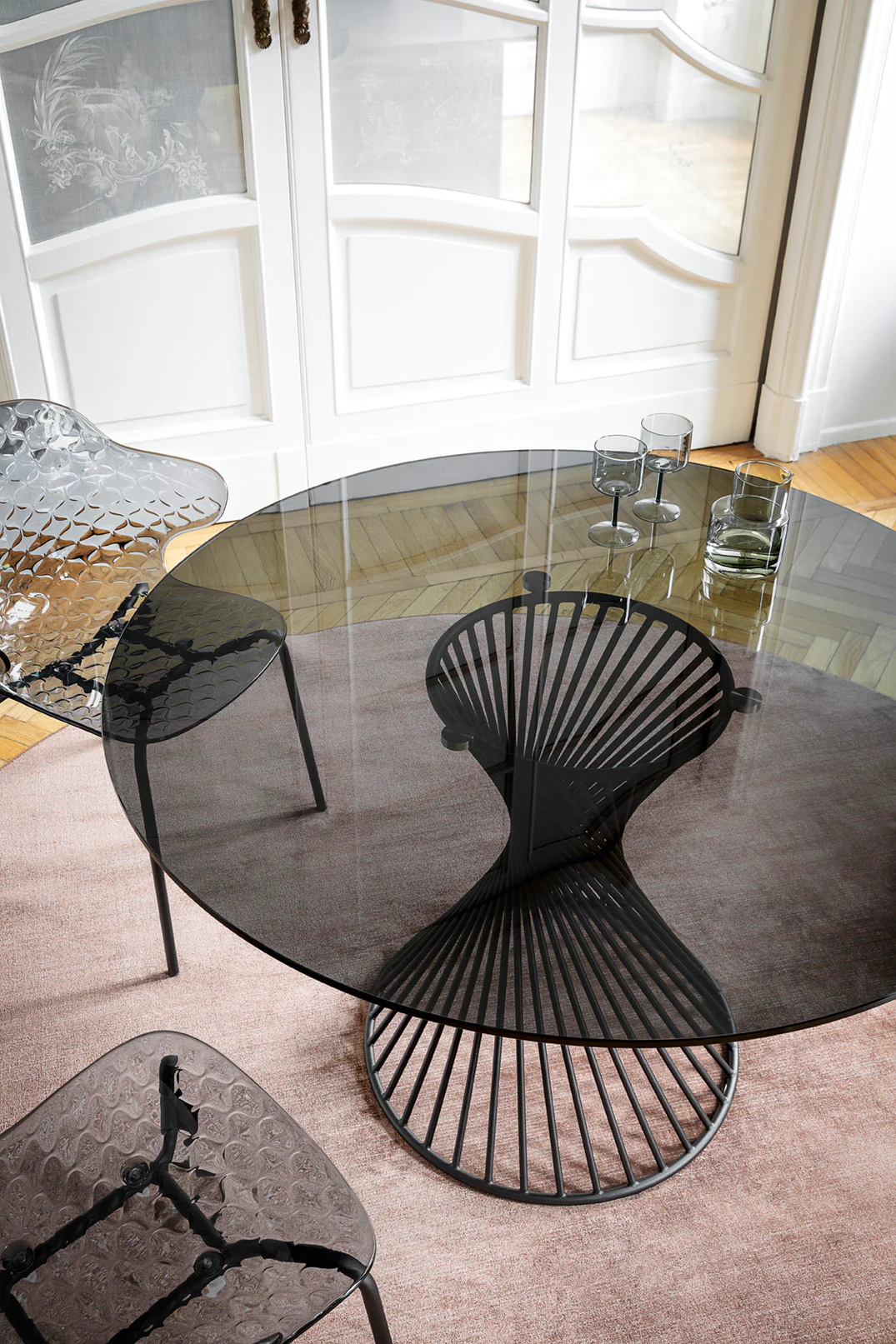 Krzesło SAINT TROPEZ transparentne siedzisko ze złotą metalową podstawą - Image 10