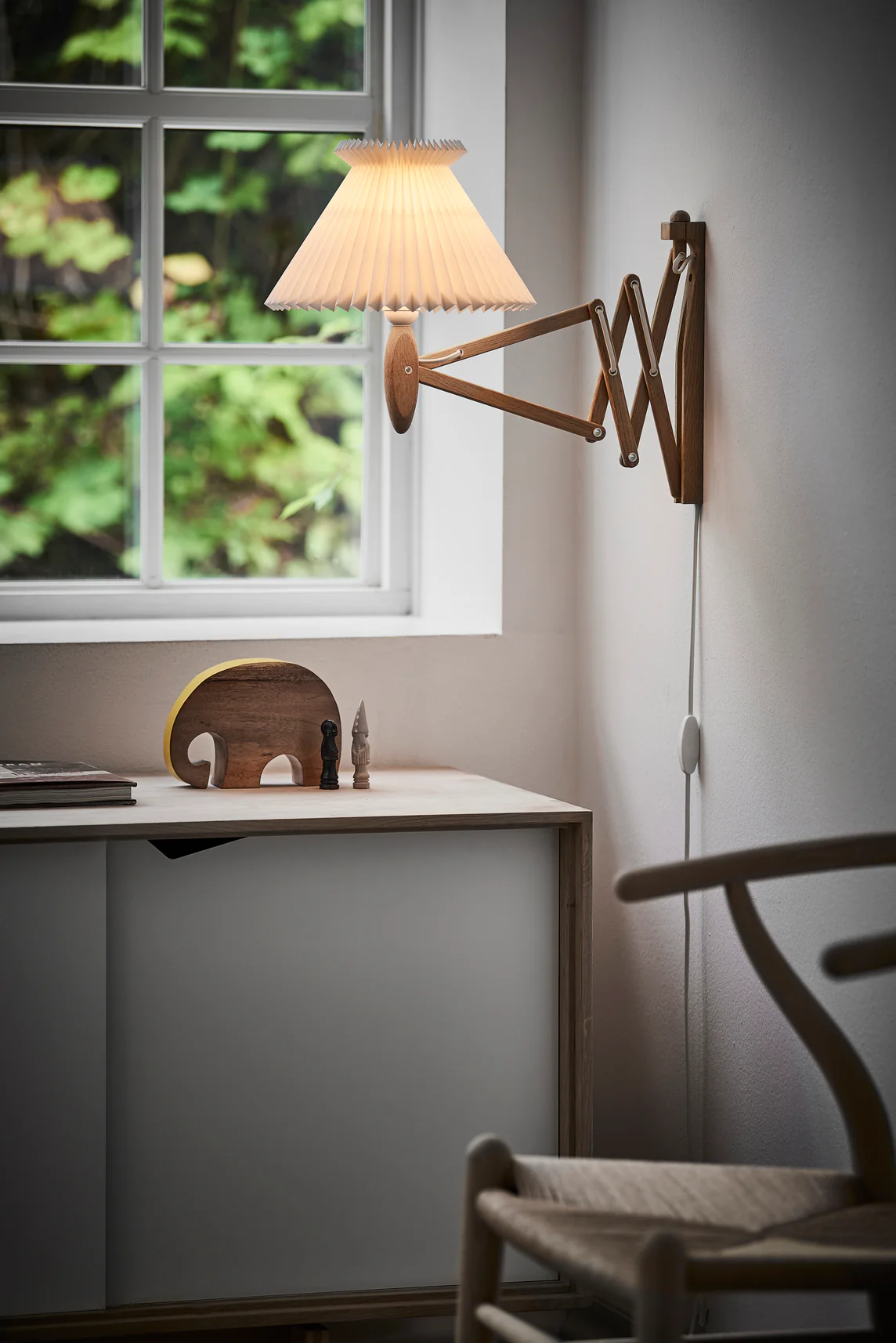 Lampa ścienna MODEL 224 6/17 SAX biały z ciemną dębową podstawą - Image 2