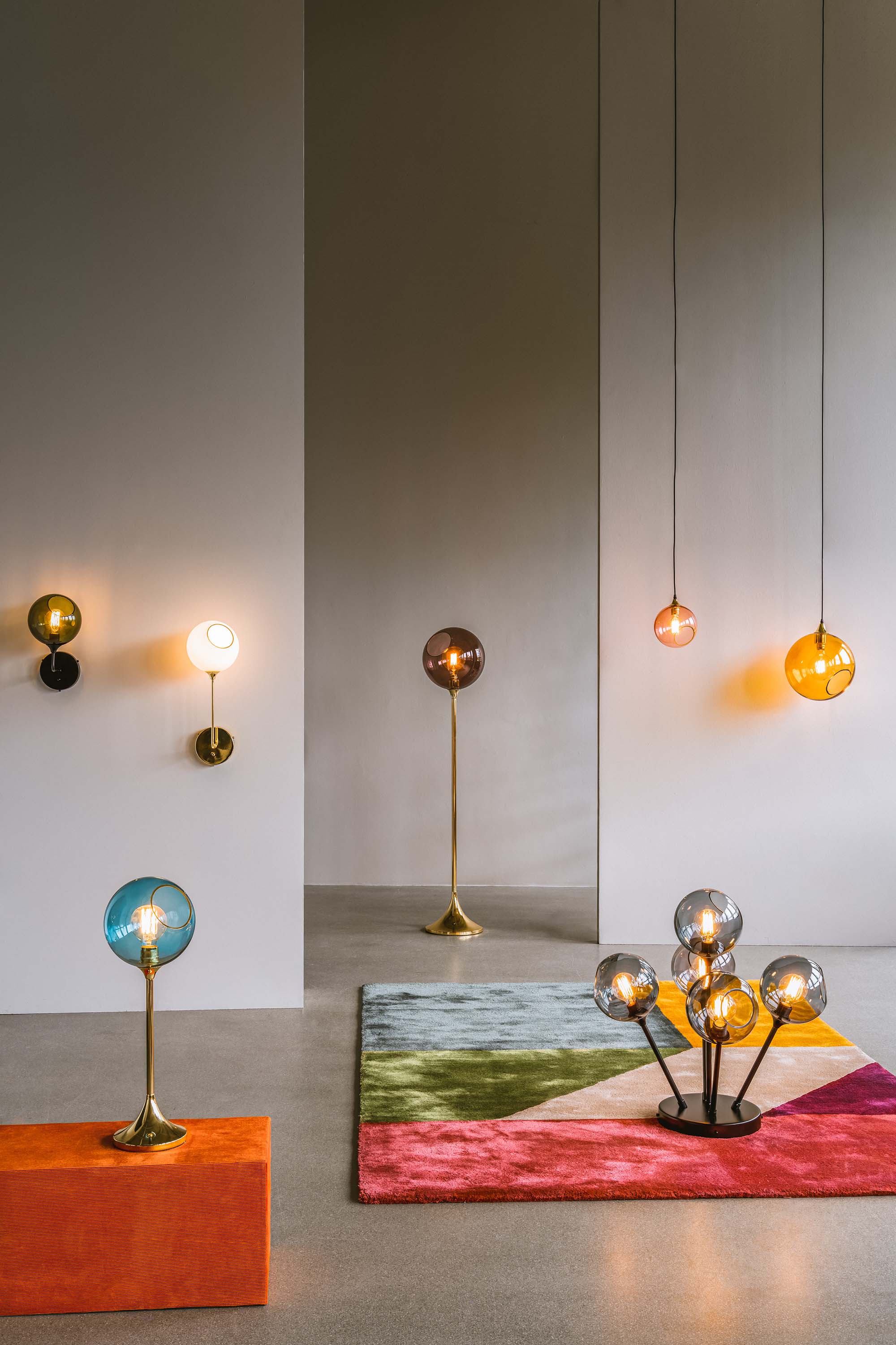 Lampa podłogowa BALLROOM śliwkowy ze złotą podstawą - Image 2