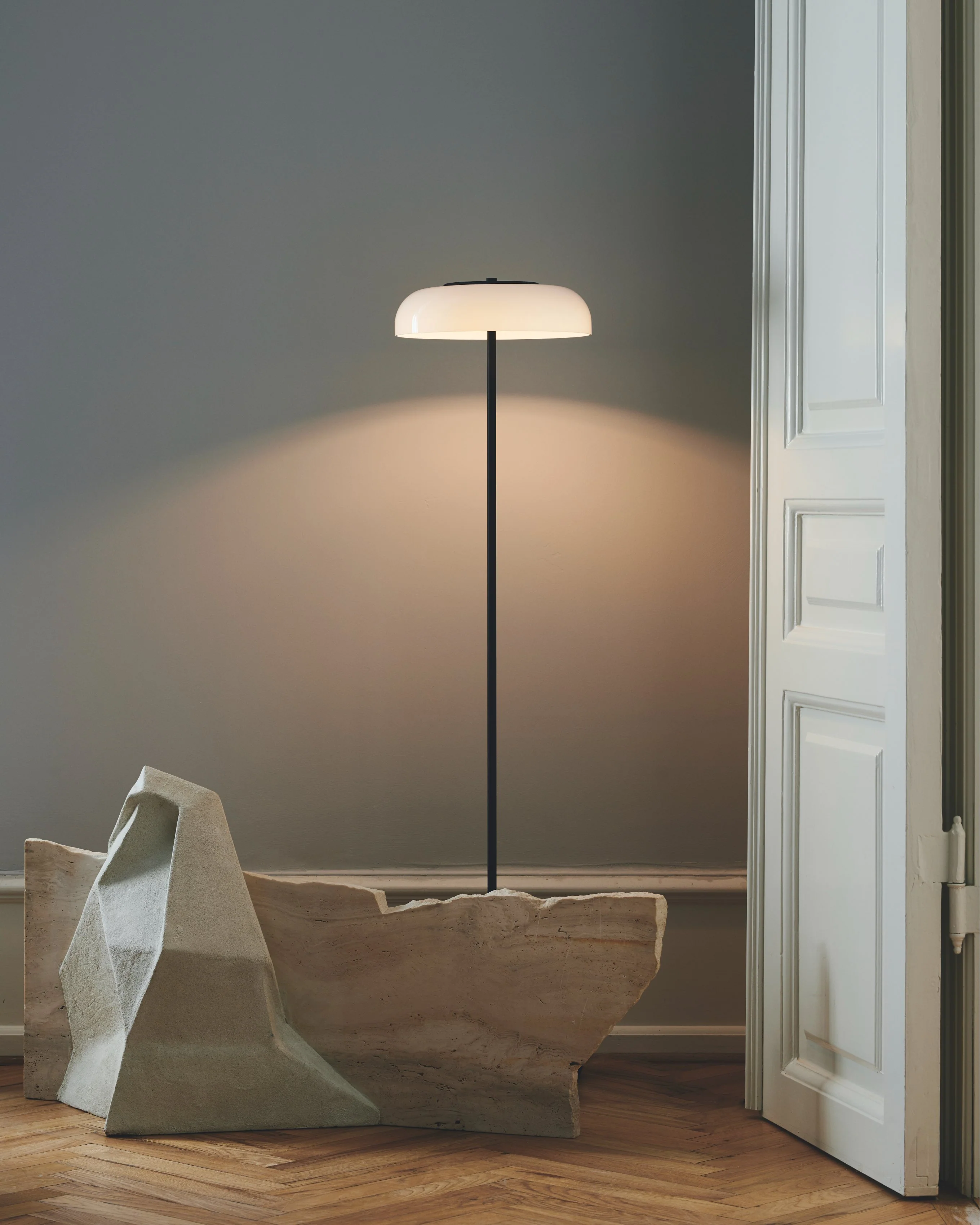 Lampa podłogowa BLOSSI czarny z opalowym szkłem - Image 8