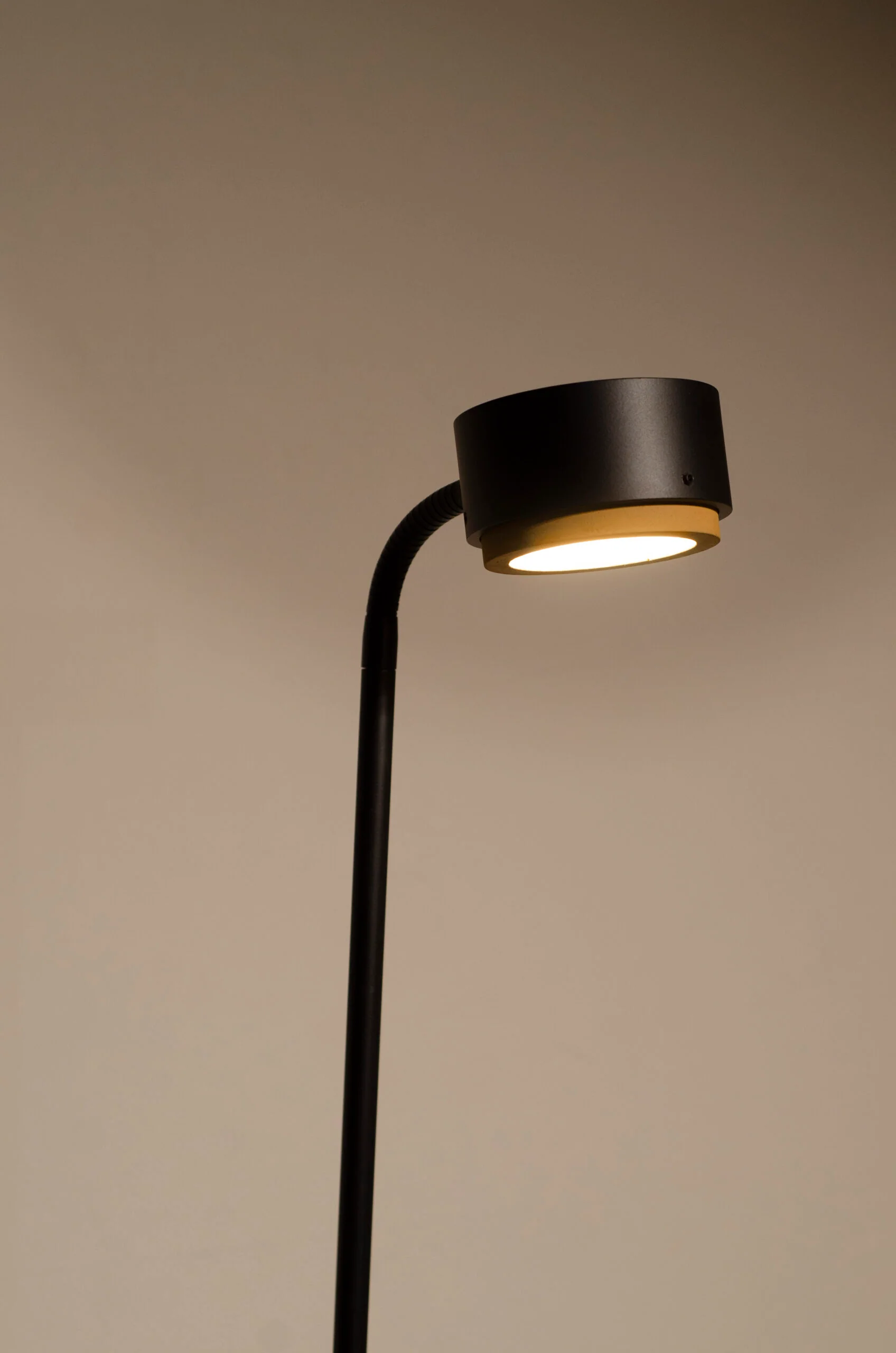 Lampa podłogowa do czytania JUBI aluminium z betonem - Image 7
