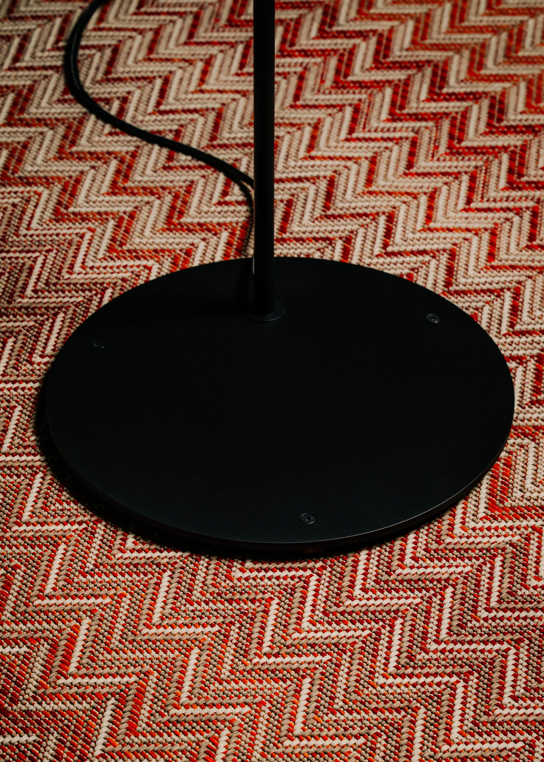 Lampa podłogowa JUBI aluminium z drewnem orzechowym - Image 5