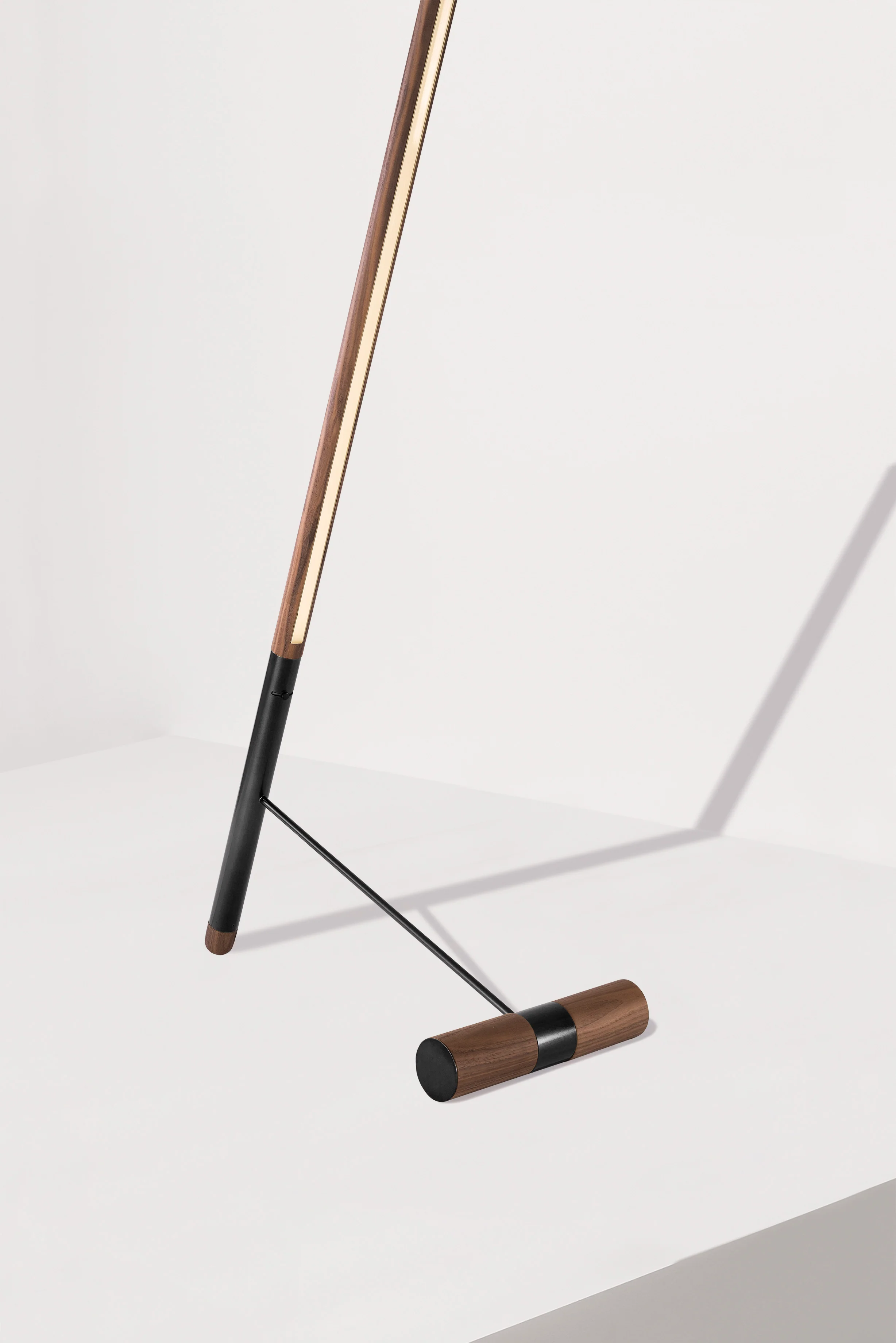 Lampa podłogowa LINEA D drewno orzechowe z grafitowym wykończeniem - Image 2
