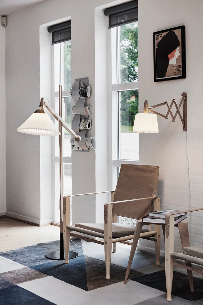 Lampa podłogowa MODEL 325 biały z jasną dębową podstawą - Image 2
