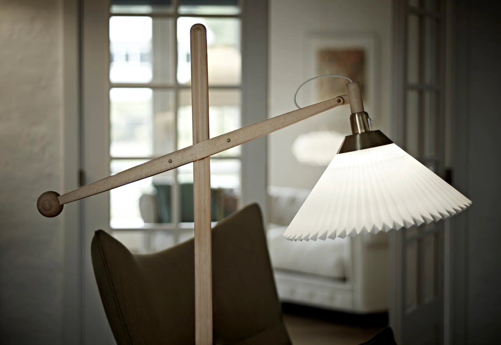 Lampa podłogowa MODEL 325 biały z jasną dębową podstawą - Image 5