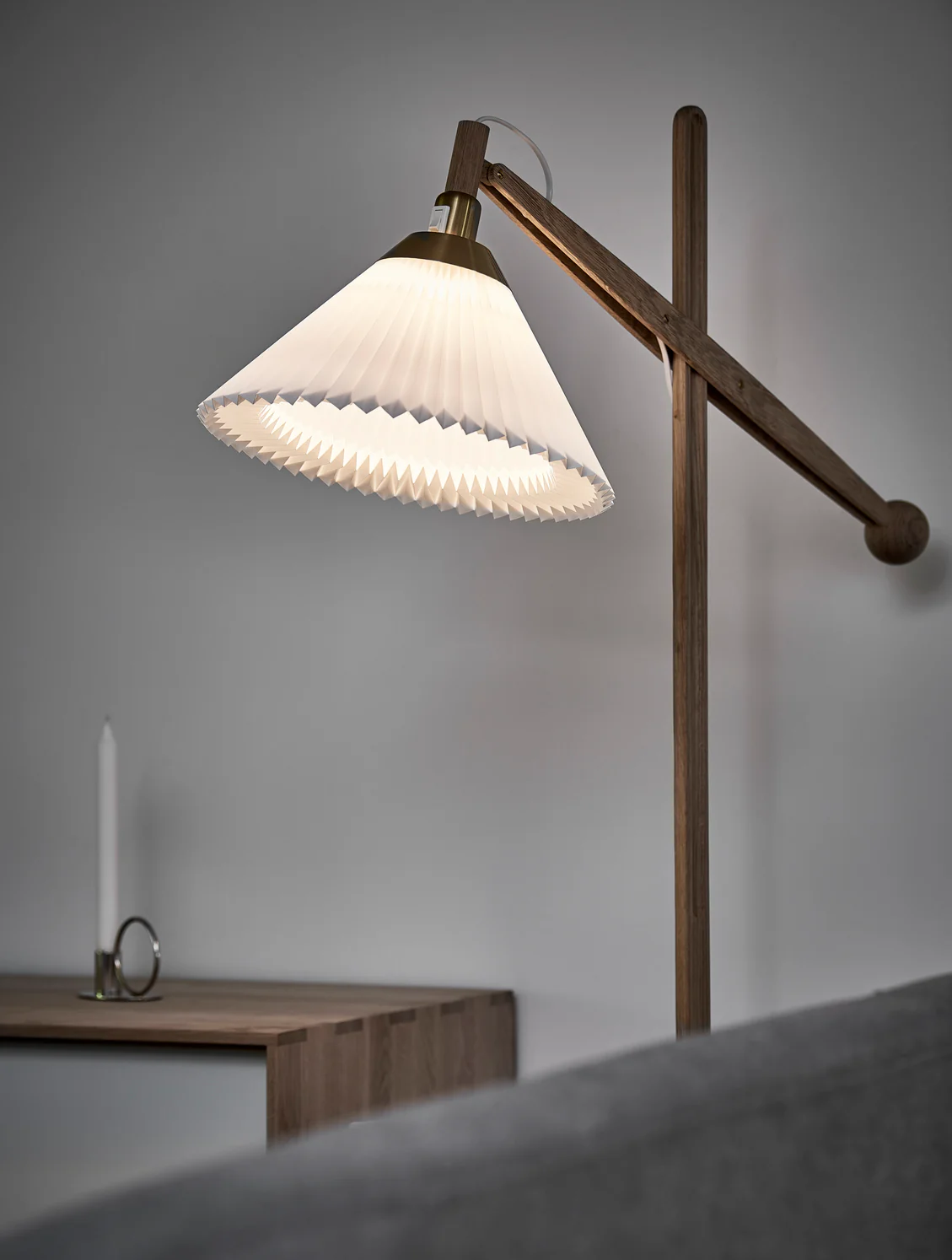 Lampa podłogowa MODEL 325 biały z jasną dębową podstawą - Image 6