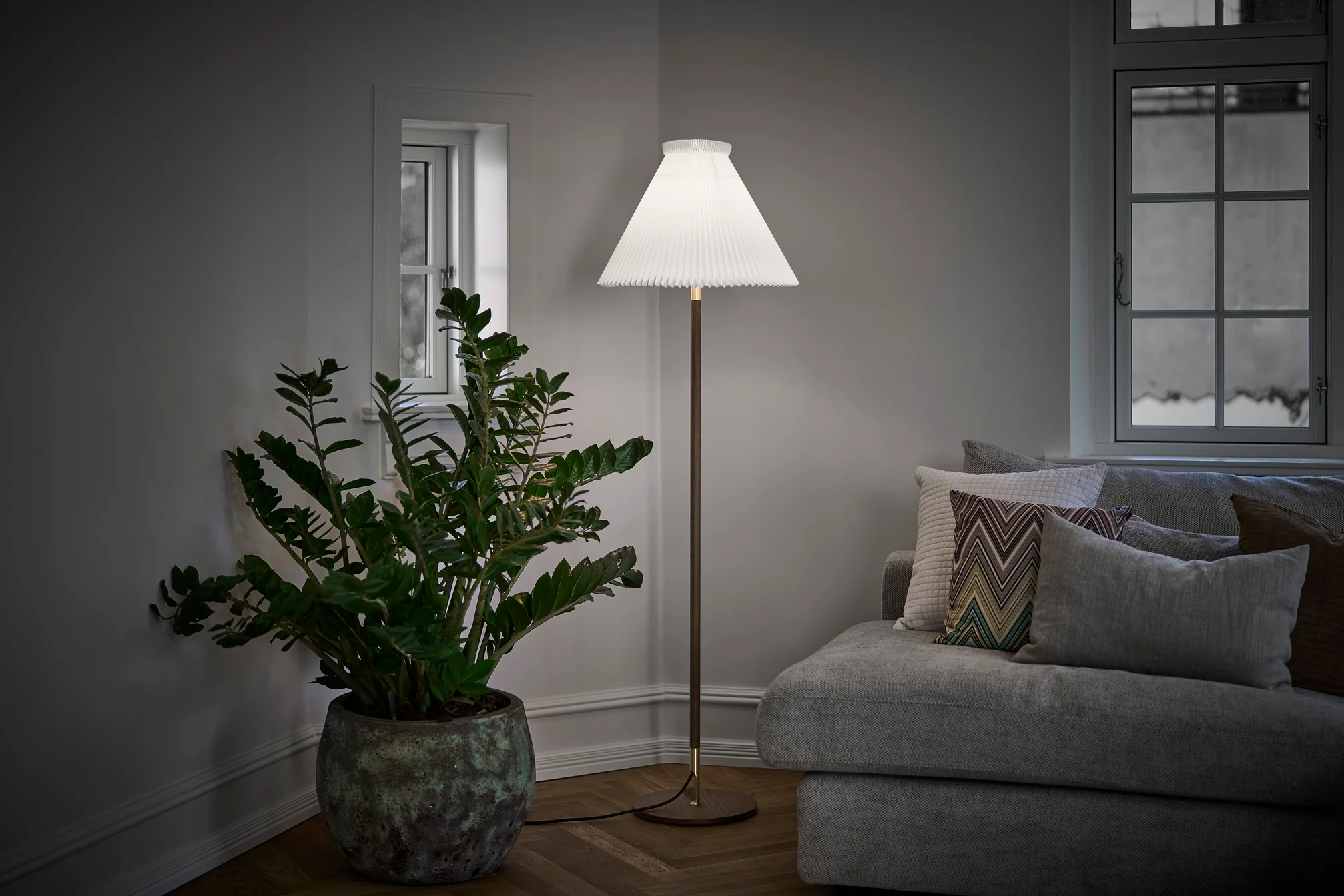 Lampa podłogowa MODEL 328  LK 80 biały z ciemną dębową podstawą - Image 2