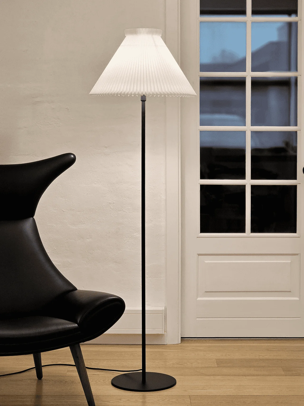 Lampa podłogowa MODEL 334 biały z czarną podstawą - Image 2