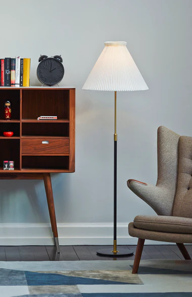 Lampa podłogowa MODEL 351 biały z czarno-złotą podstawą - Image 4
