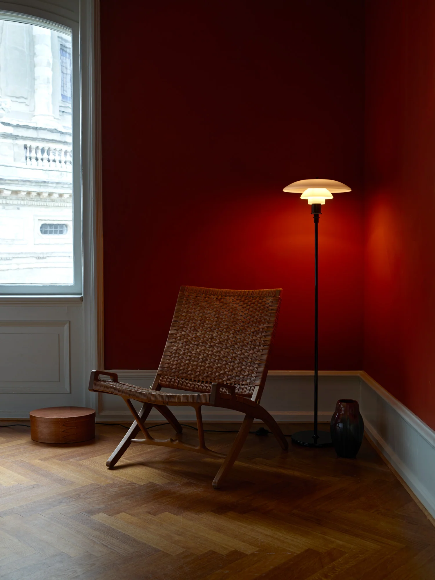 Lampa podłogowa PH 3½-2½ biały z czarną podstawą - Image 2