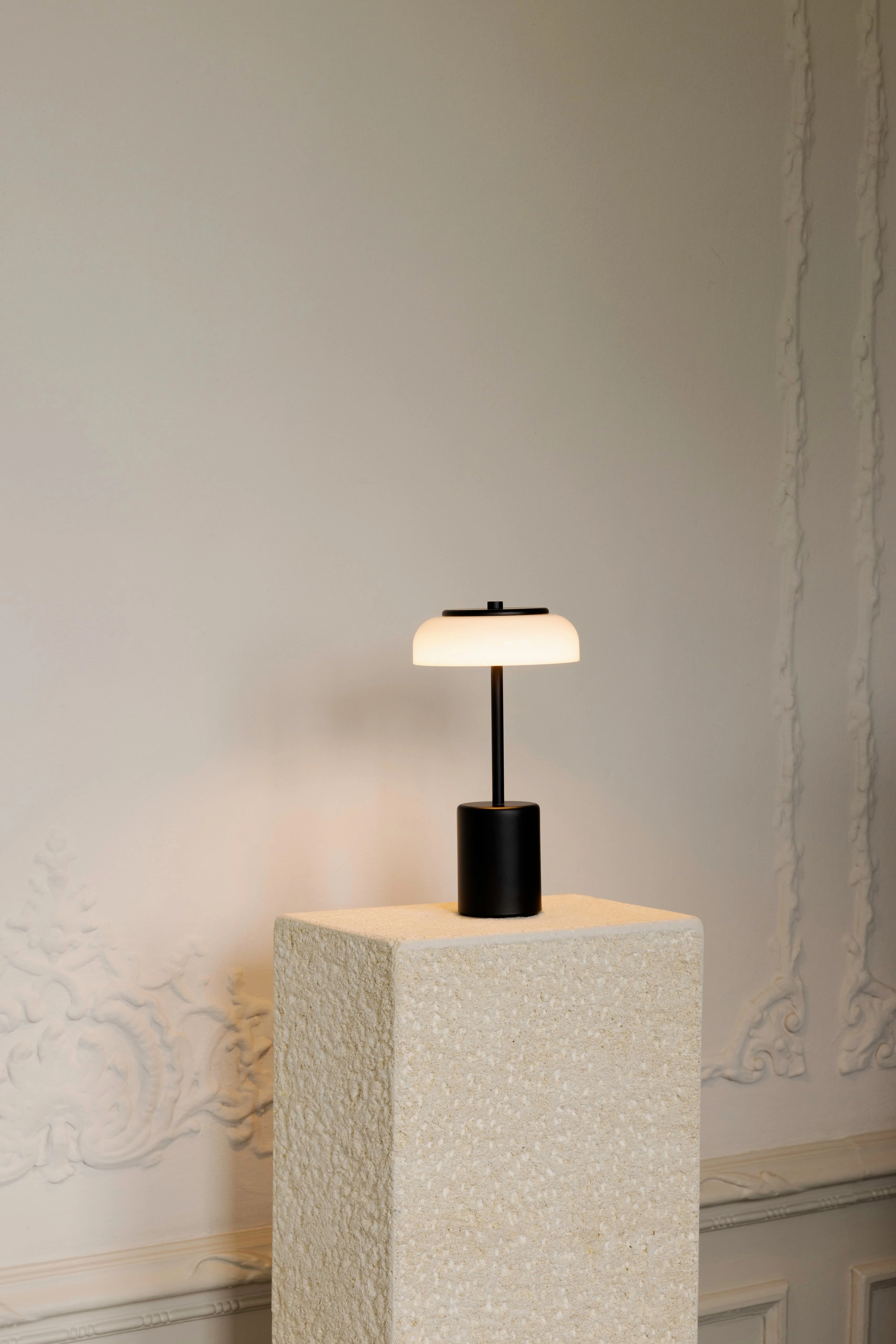 Lampa przenośna BLOSSI czarny z opalowym szkłem - Image 22