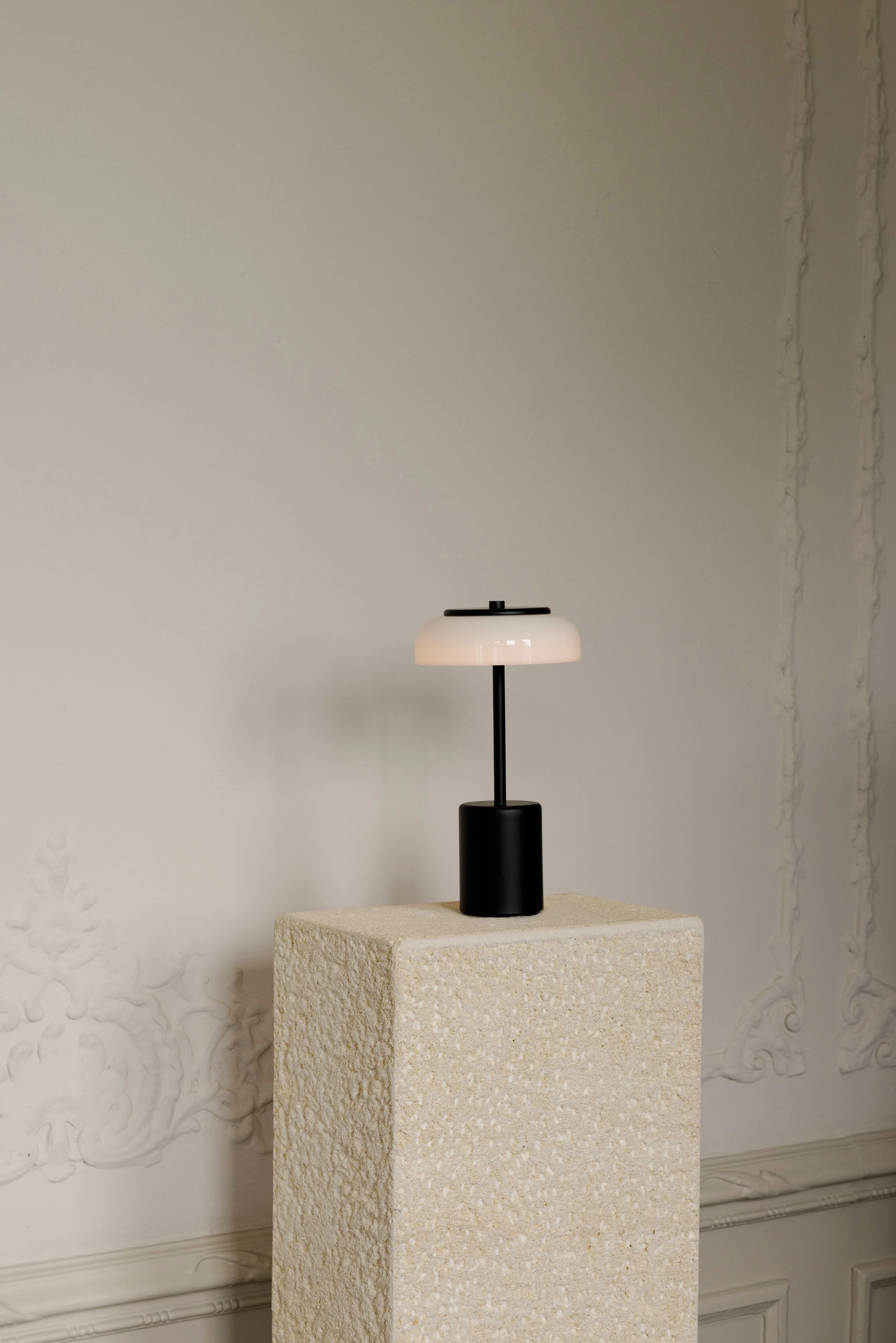 Lampa przenośna BLOSSI czarny z opalowym szkłem - Image 7