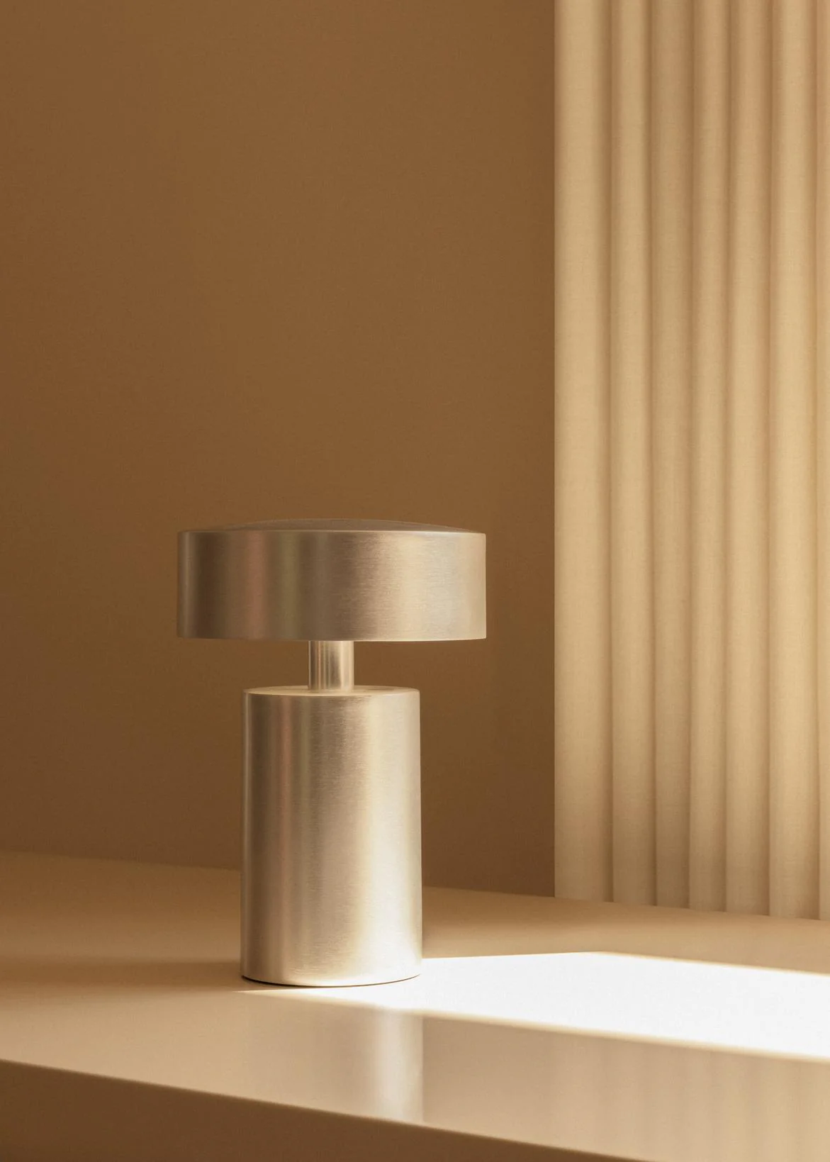 Lampa przenośna COLUMN polerowane aluminium - Image 4