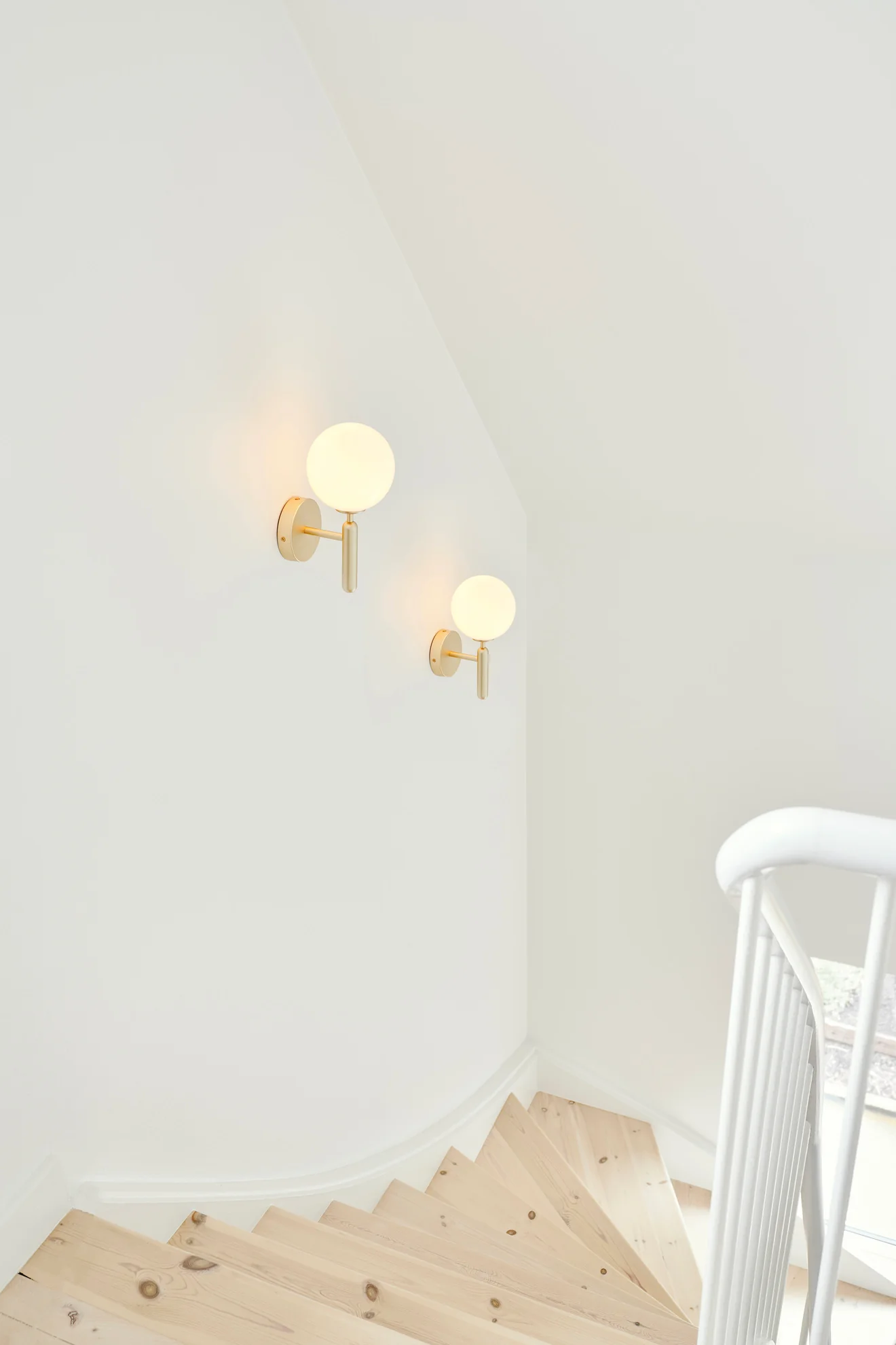 Lampa ścienna MIIRA mosiężny z opalowym szkłem - Image 12