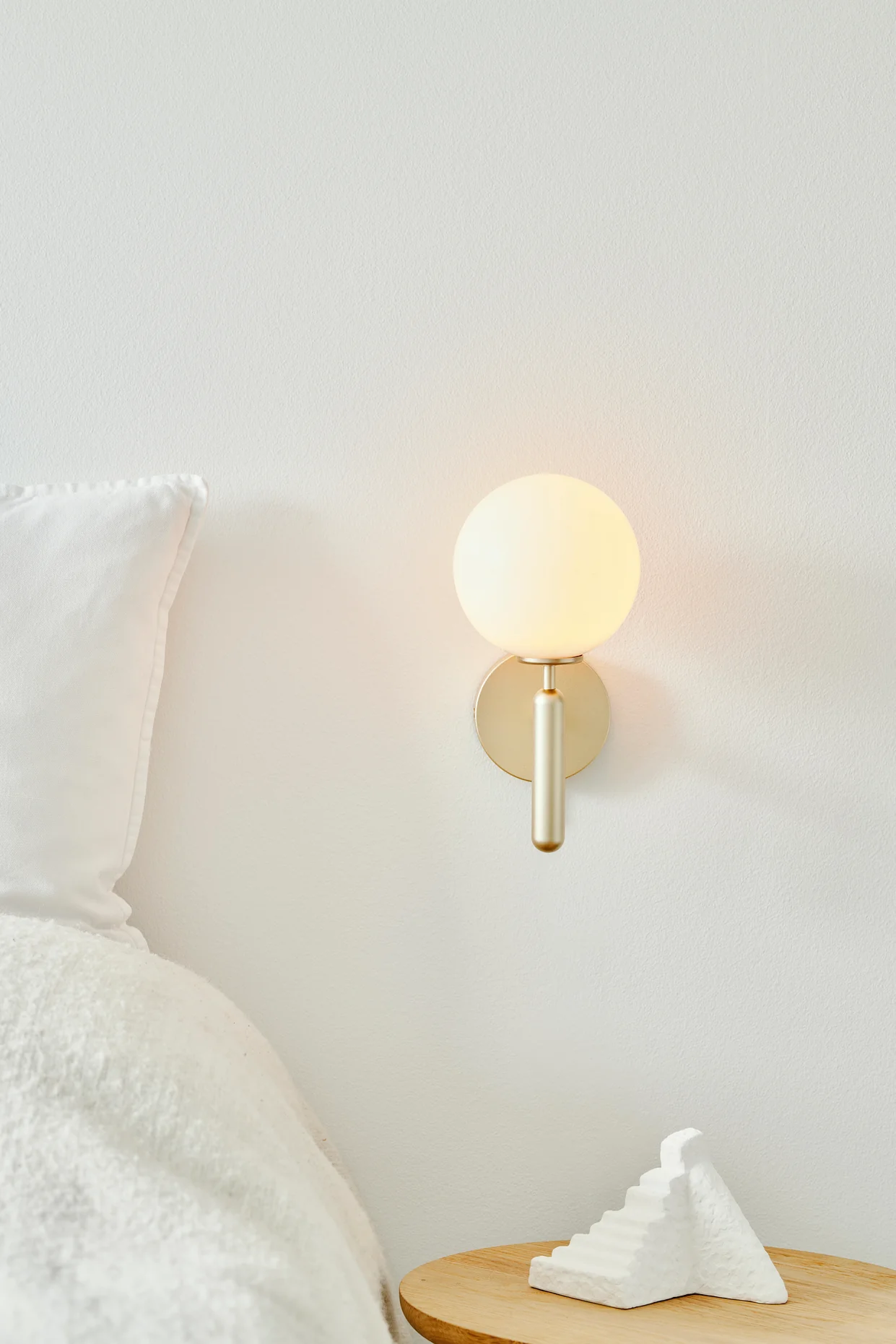 Lampa ścienna MIIRA mosiężny z opalowym szkłem - Image 3