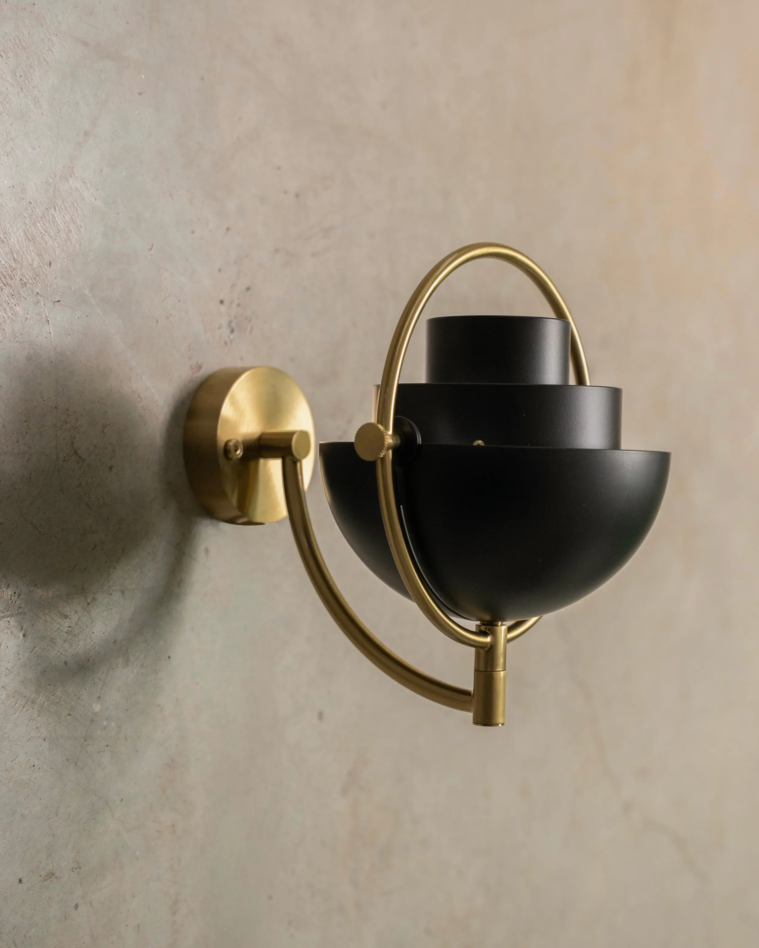 Lampa ścienna MULTI-LITE czarny z mosiężną podstawą - Image 3