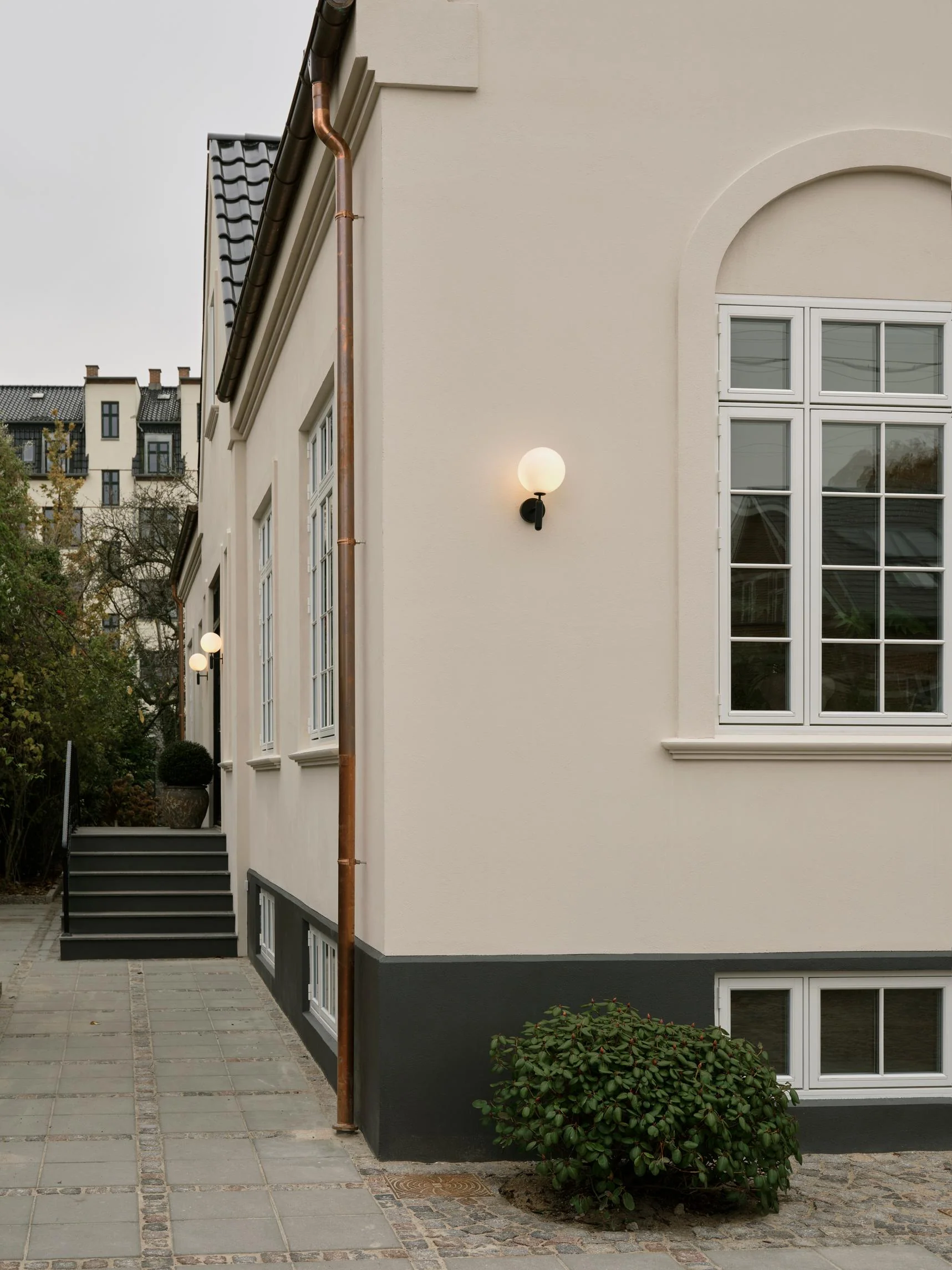 Lampa ścienna zewnętrzna MIIRA czarny z opalowym szkłem - Image 4