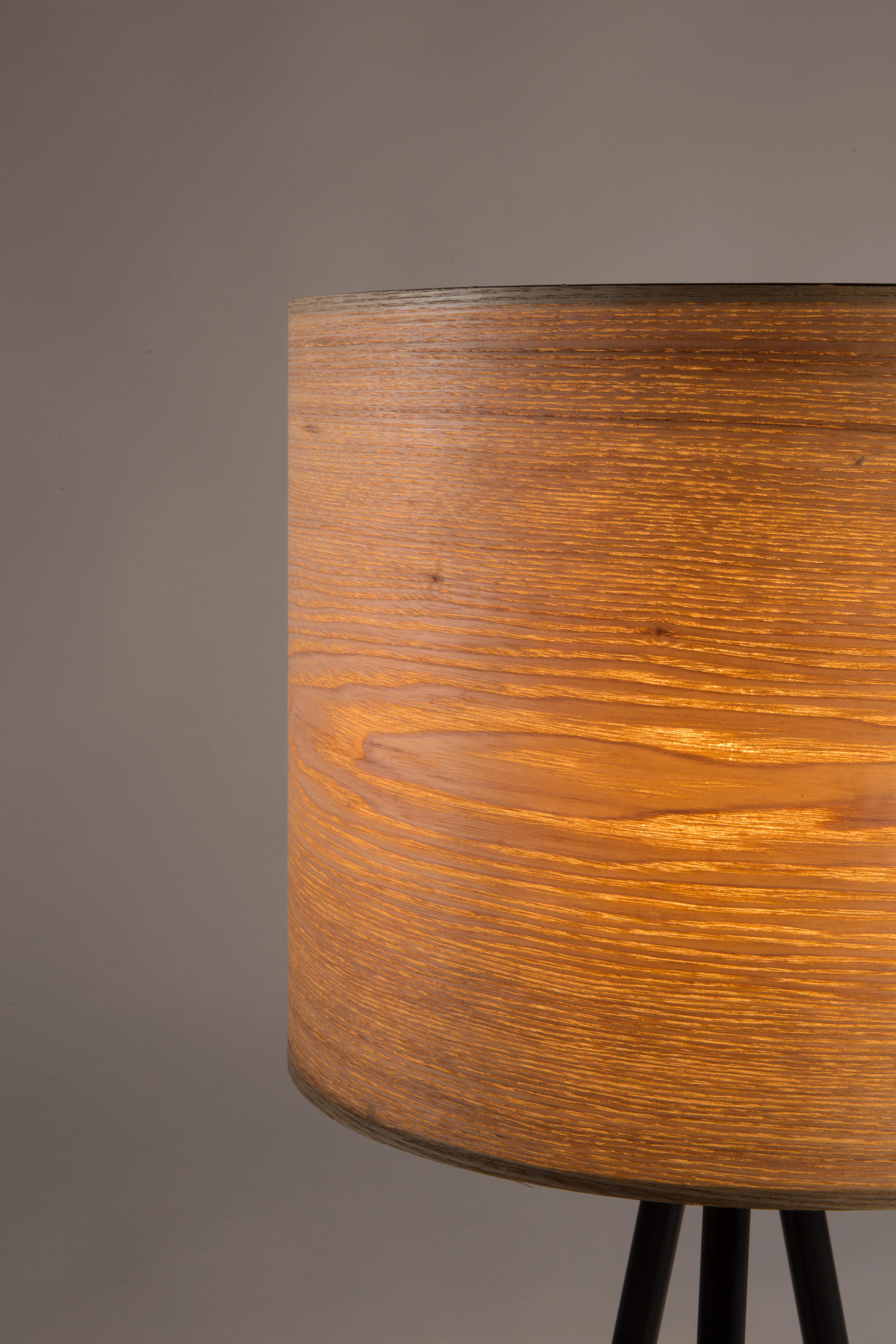 Lampa stołowa WOODLAND fornir jesionowy z czarną podstawą - Image 3
