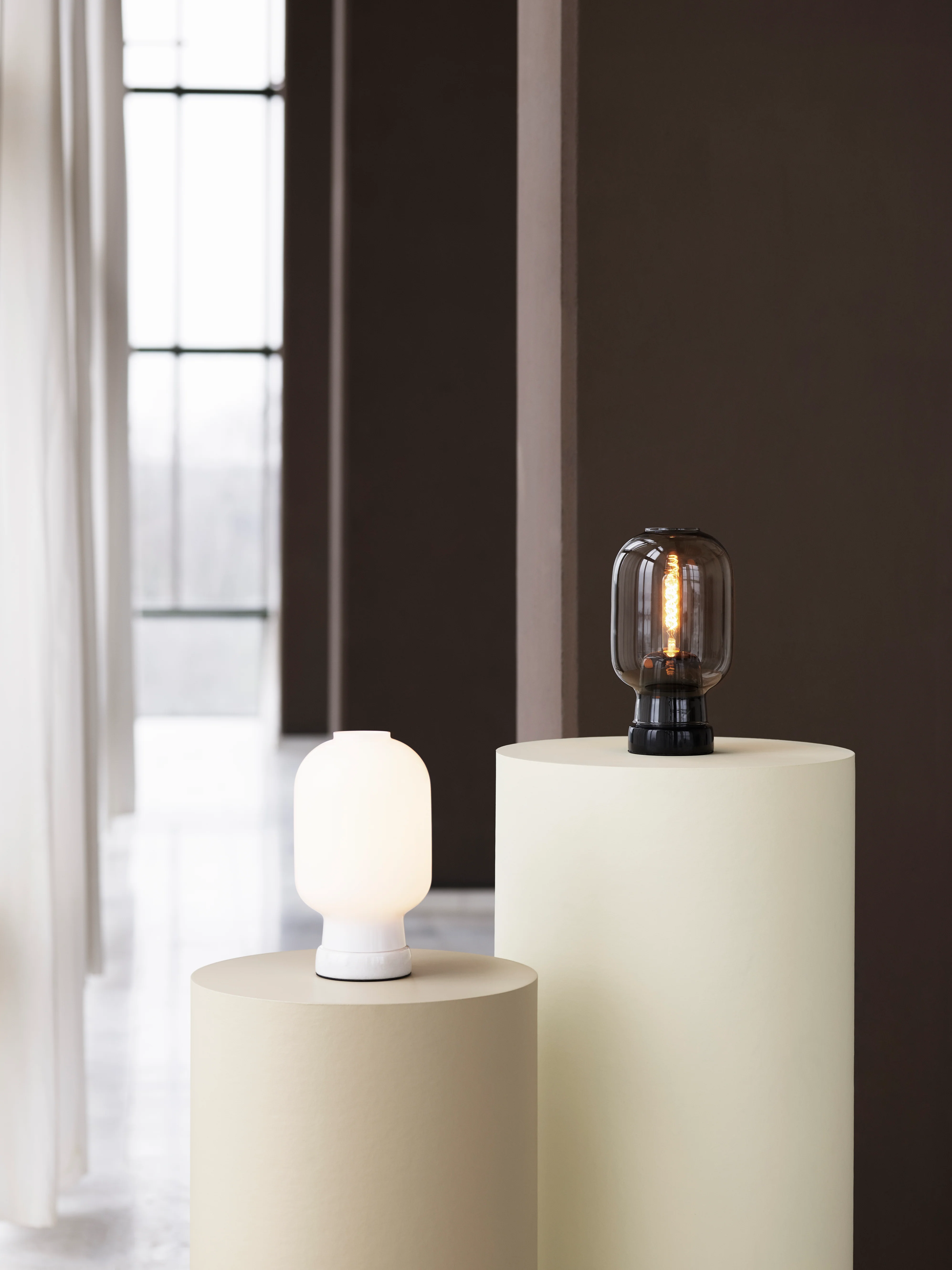 Lampa stołowa AMP szkło dymione z czarnym marmurem - Image 4
