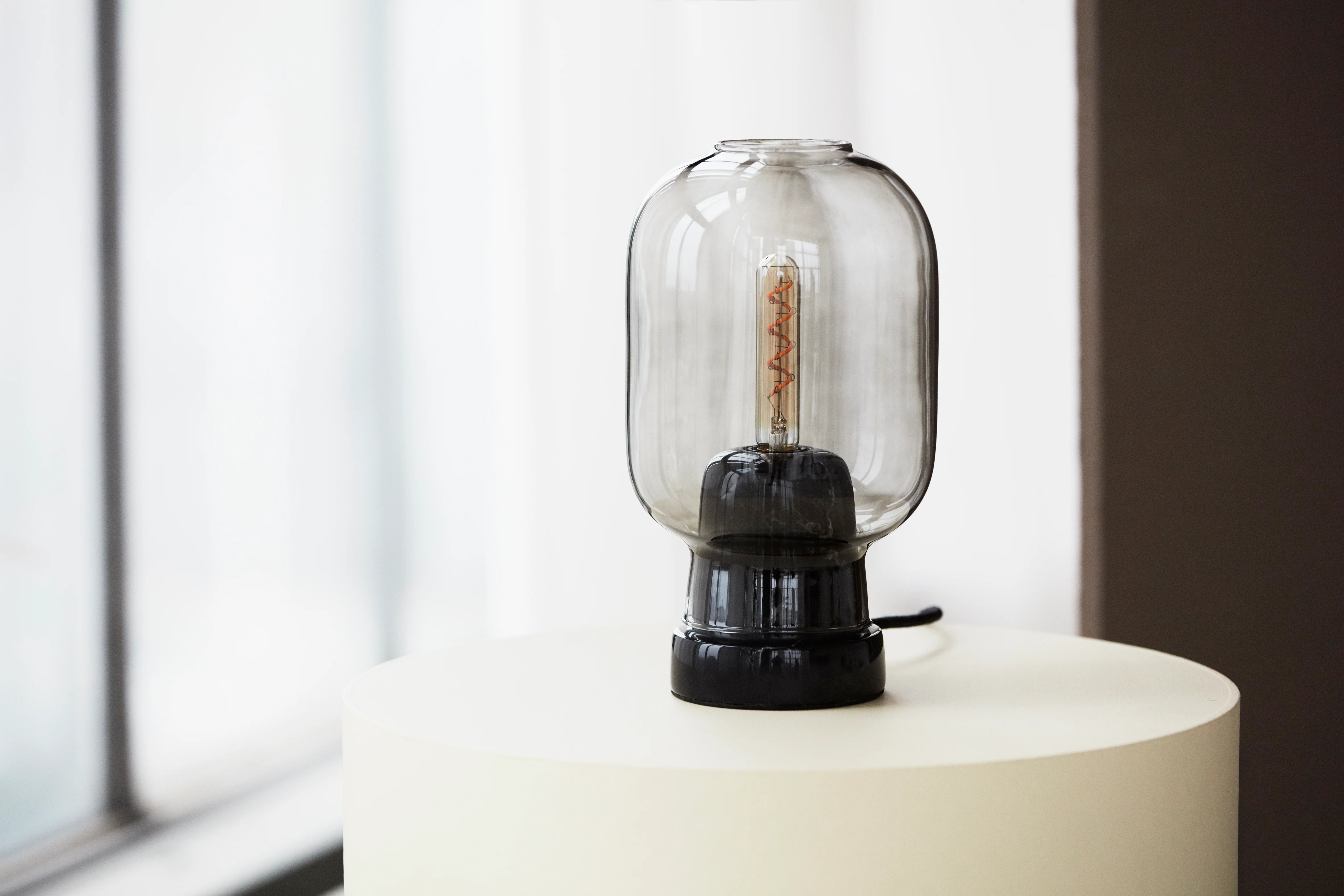 Lampa stołowa AMP szkło dymione z czarnym marmurem - Image 7