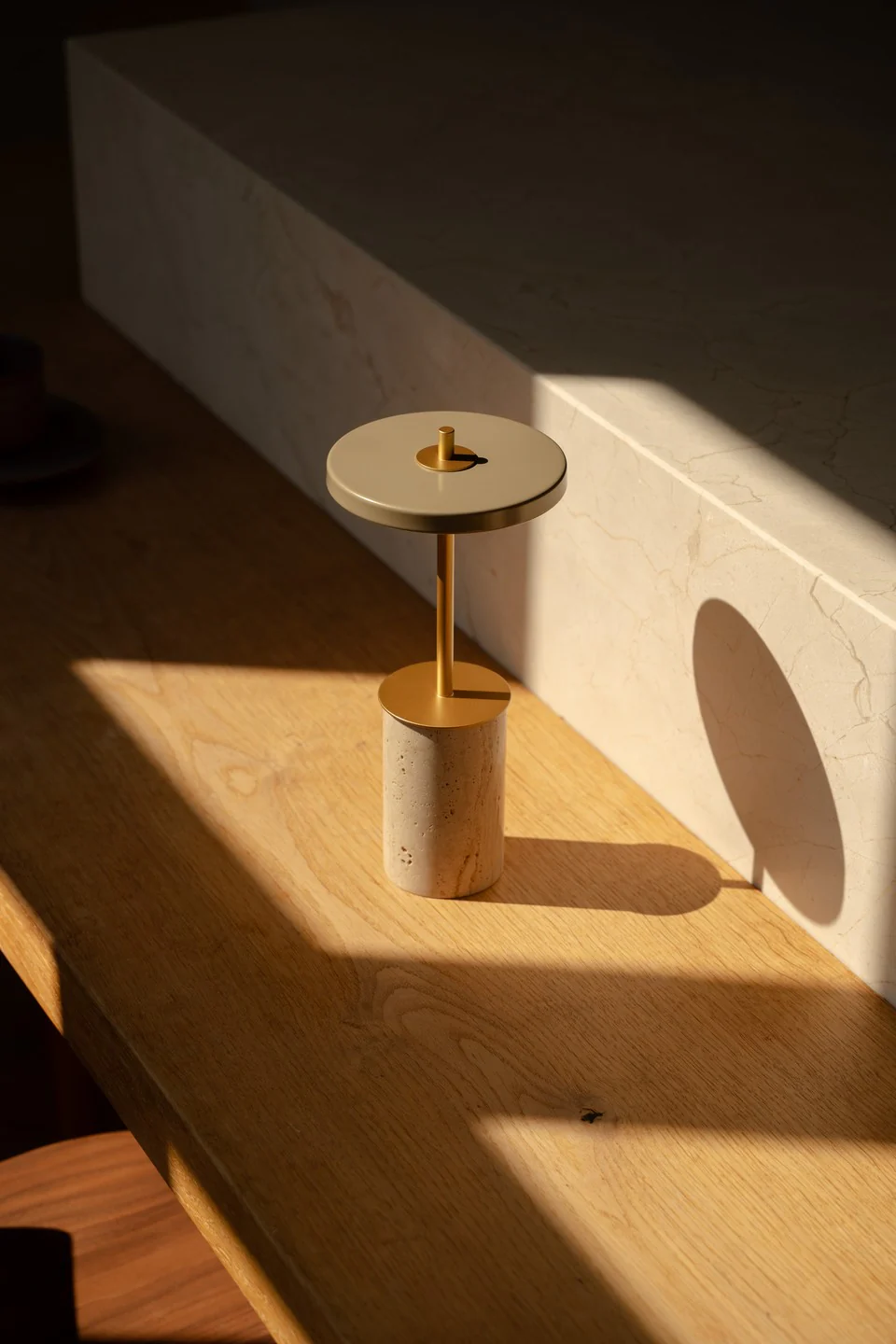 Lampa stołowa ASTERIA MOVE MINI trawertyn ze złotą wstawką - Image 3