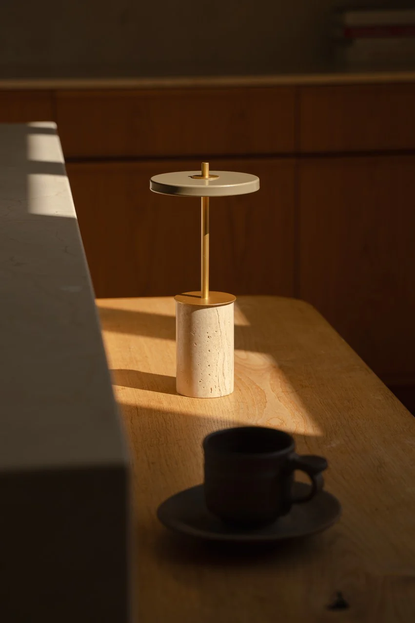 Lampa stołowa ASTERIA MOVE MINI trawertyn ze złotą wstawką - Image 4