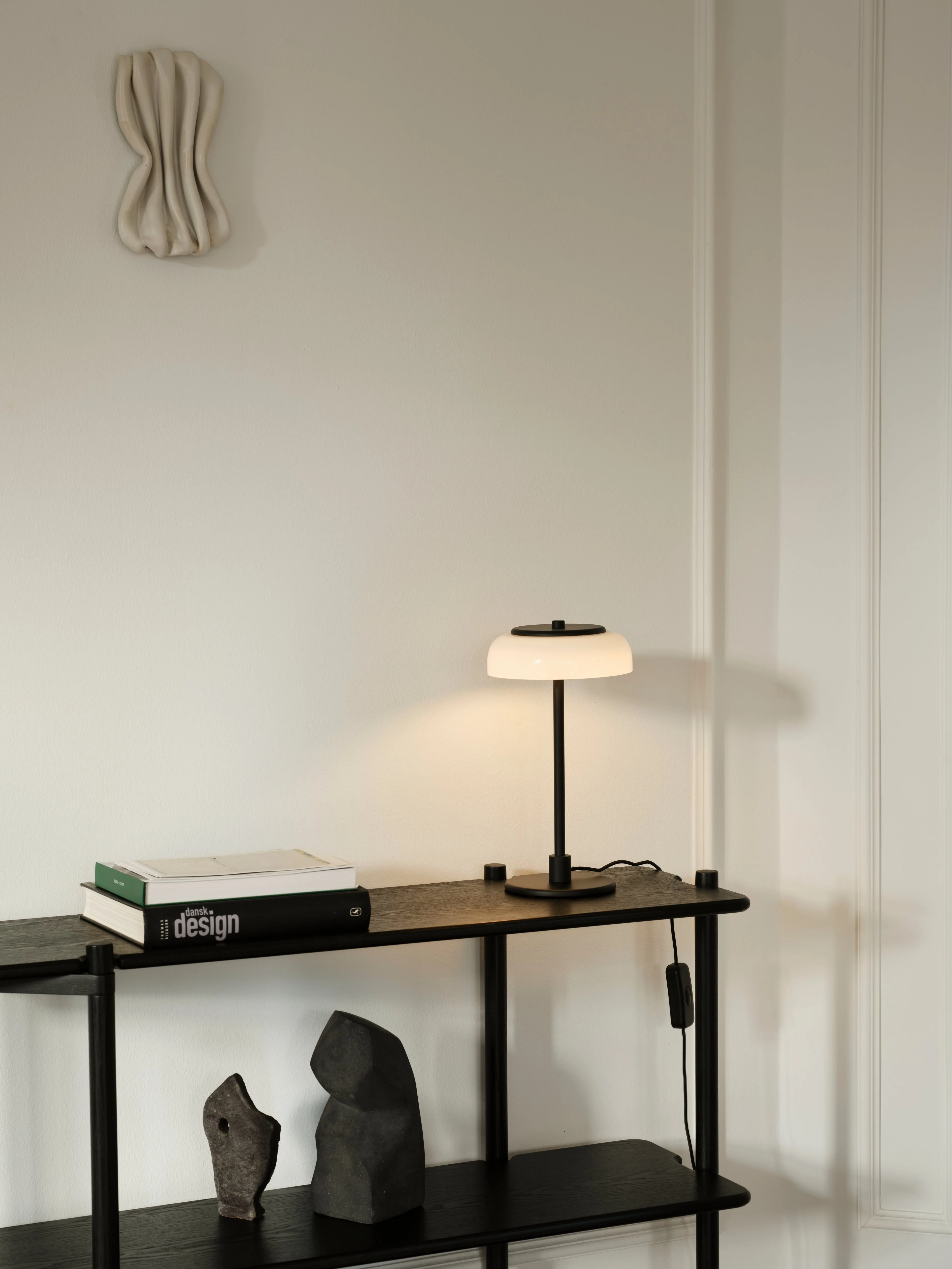 Lampa stołowa BLOSSI czarny z opalowym szkłem - Image 16