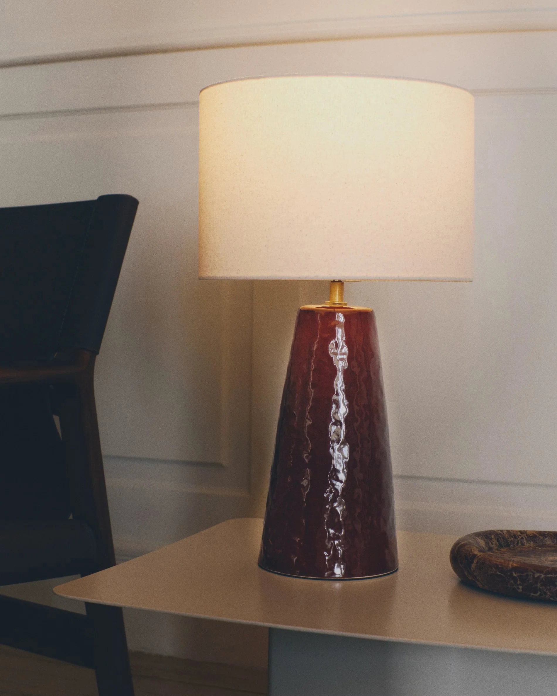 Lampa stołowa DRAVA bordowy z bawełnianym kloszem - Image 2