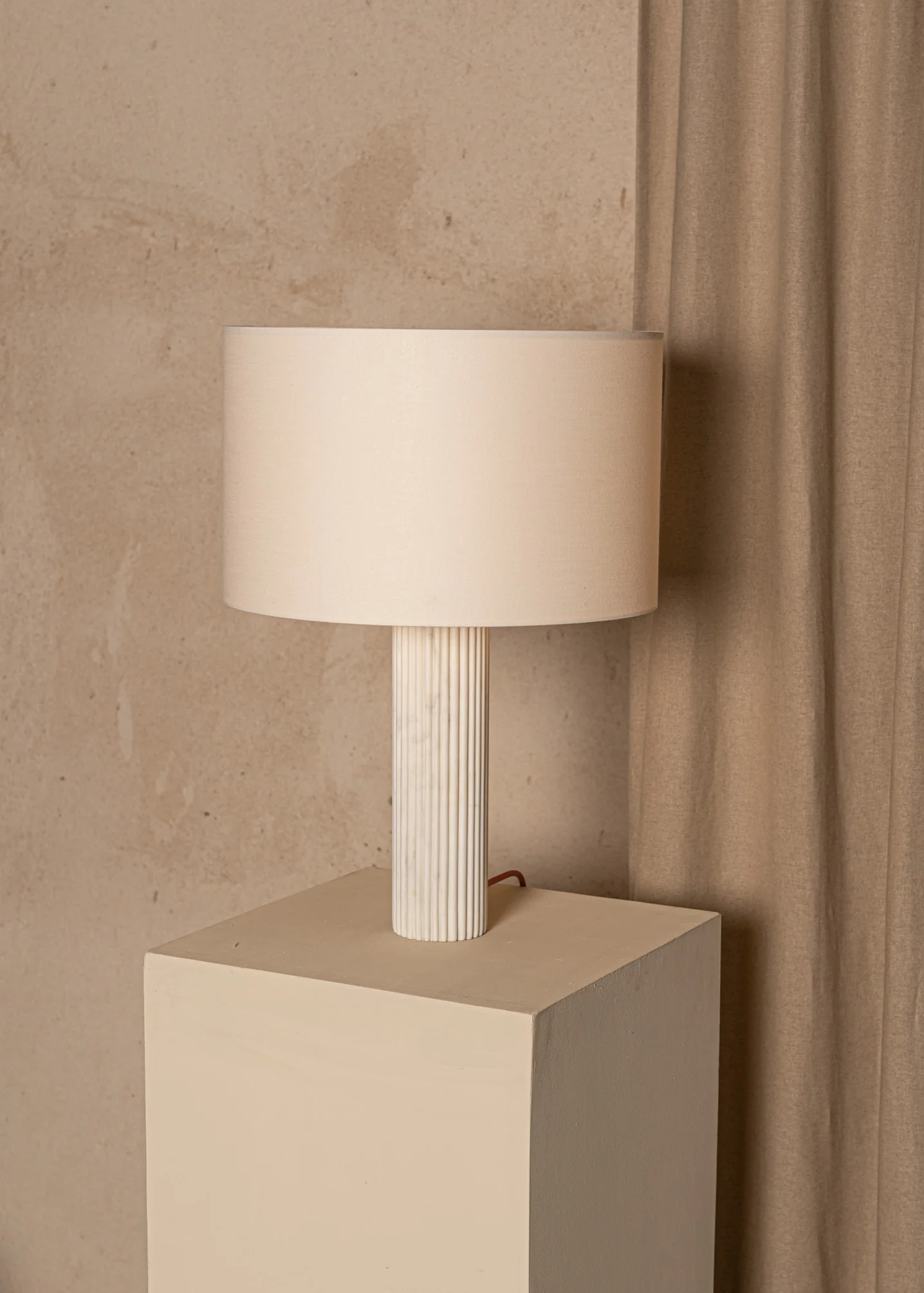 Lampa stołowa FLUTA biały marmur - Image 3