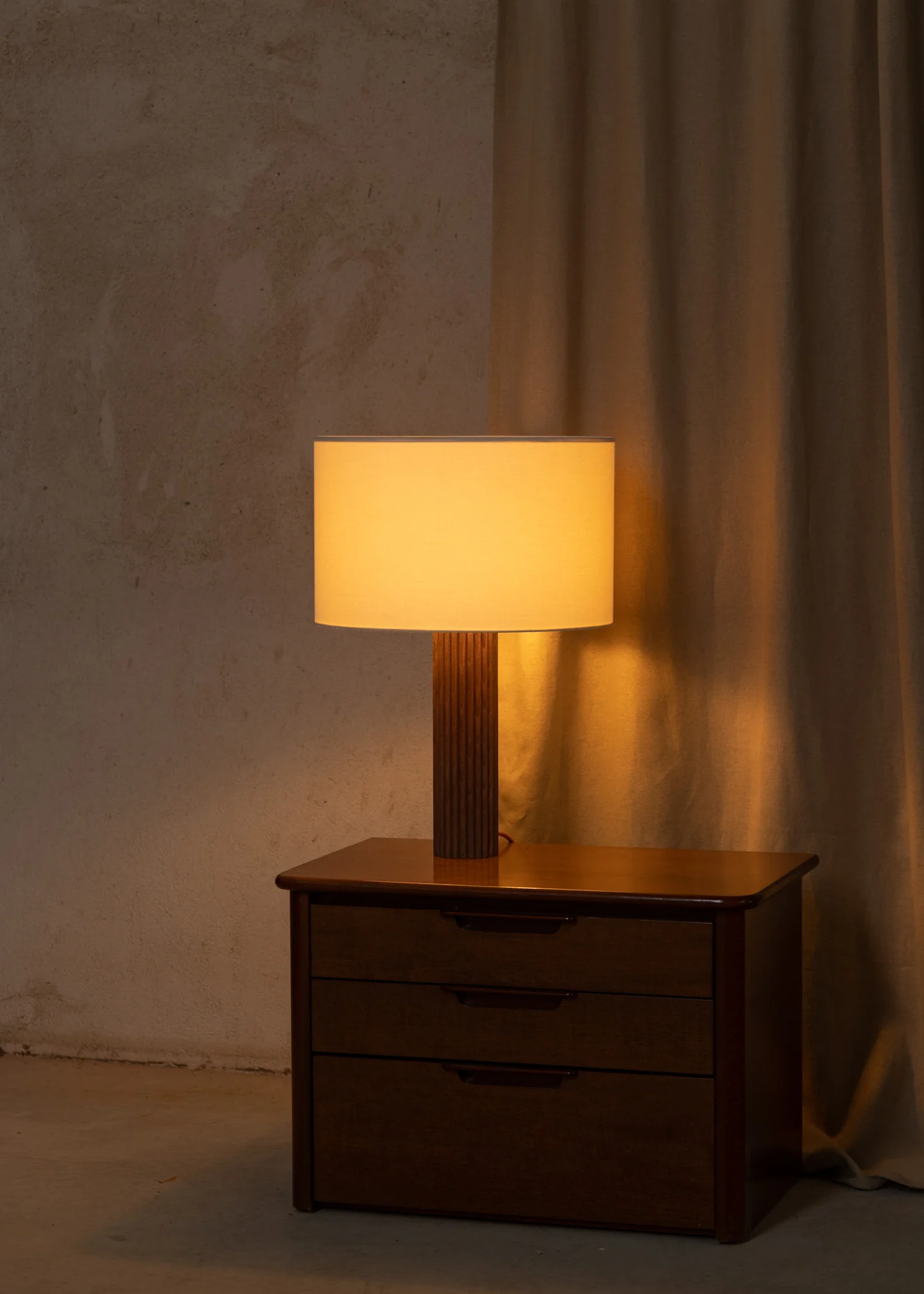 Lampa stołowa FLUTA drewno orzechowe - Image 2