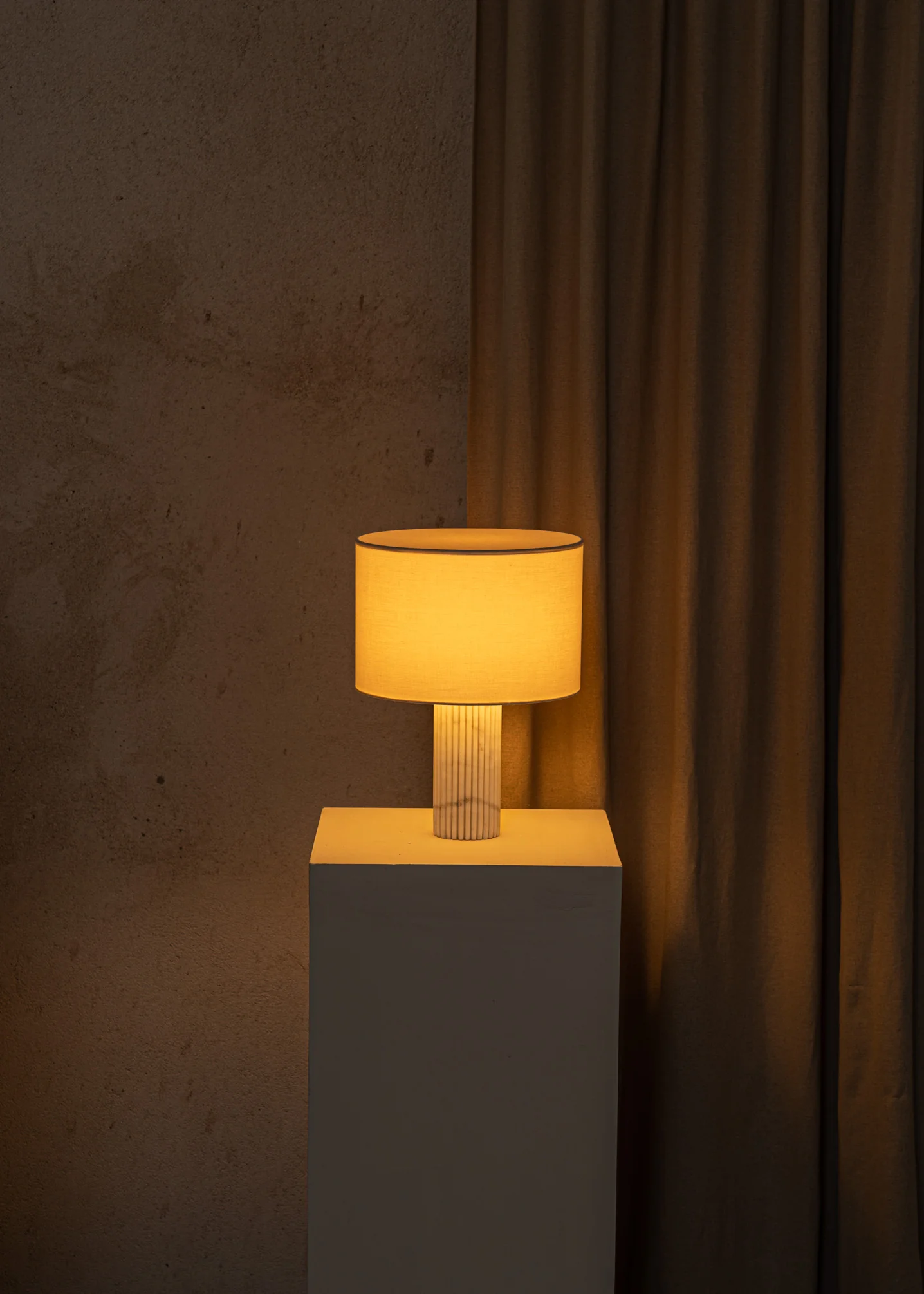 Lampa stołowa FLUTITA biały marmur - Image 2