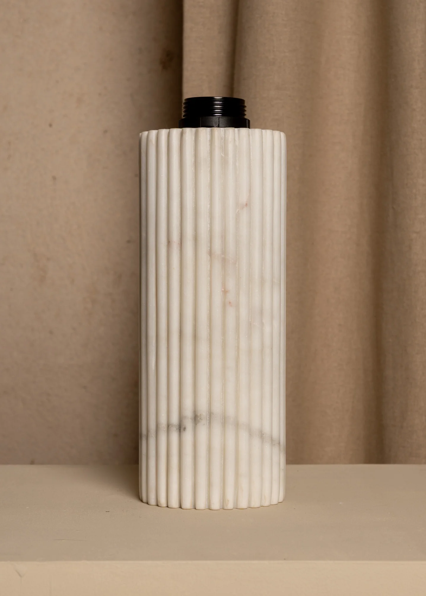Lampa stołowa FLUTITA biały marmur - Image 3