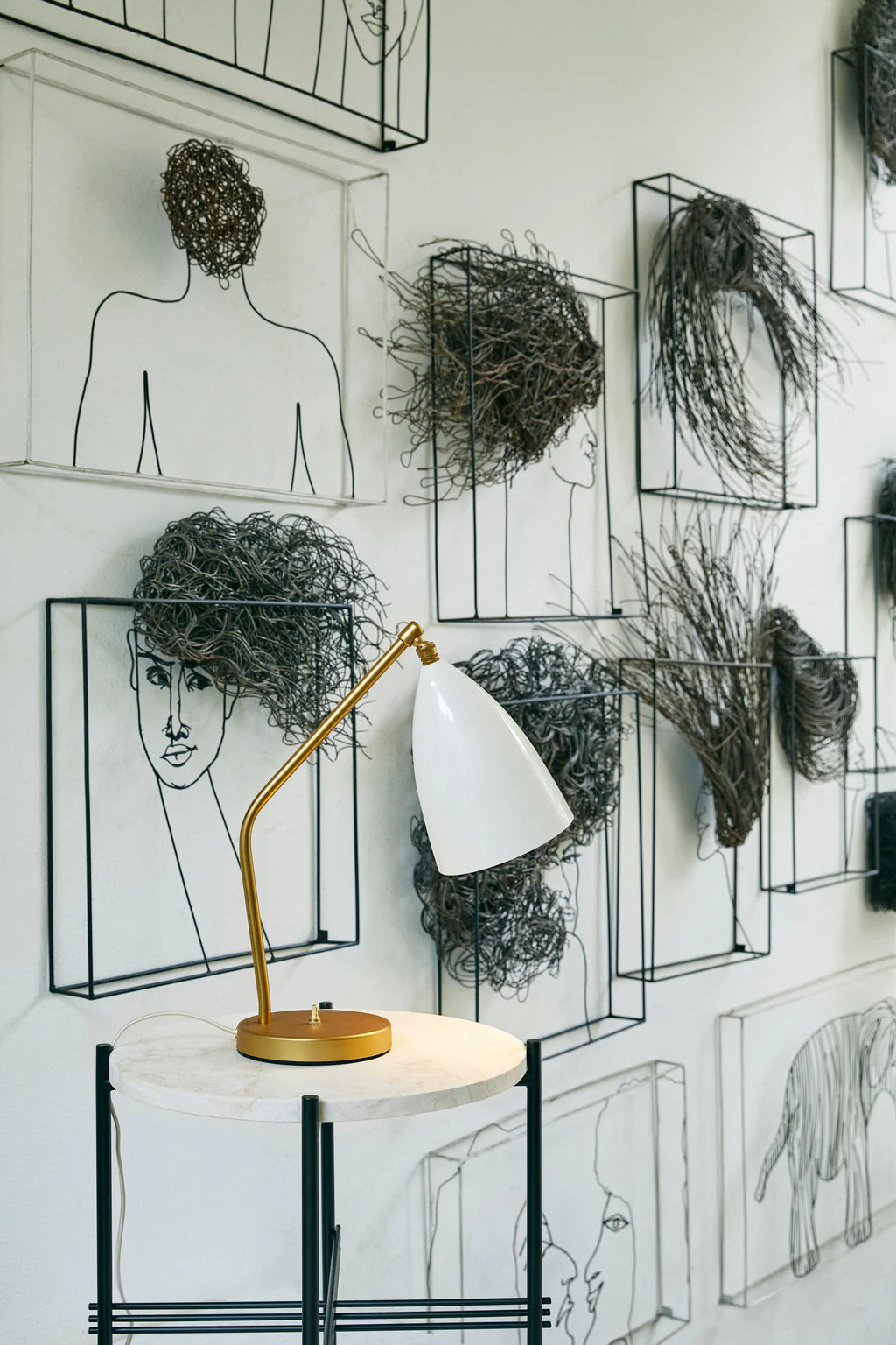 Lampa stołowa GRÄSHOPPA biały klosz ze złotą podstawą - Image 2