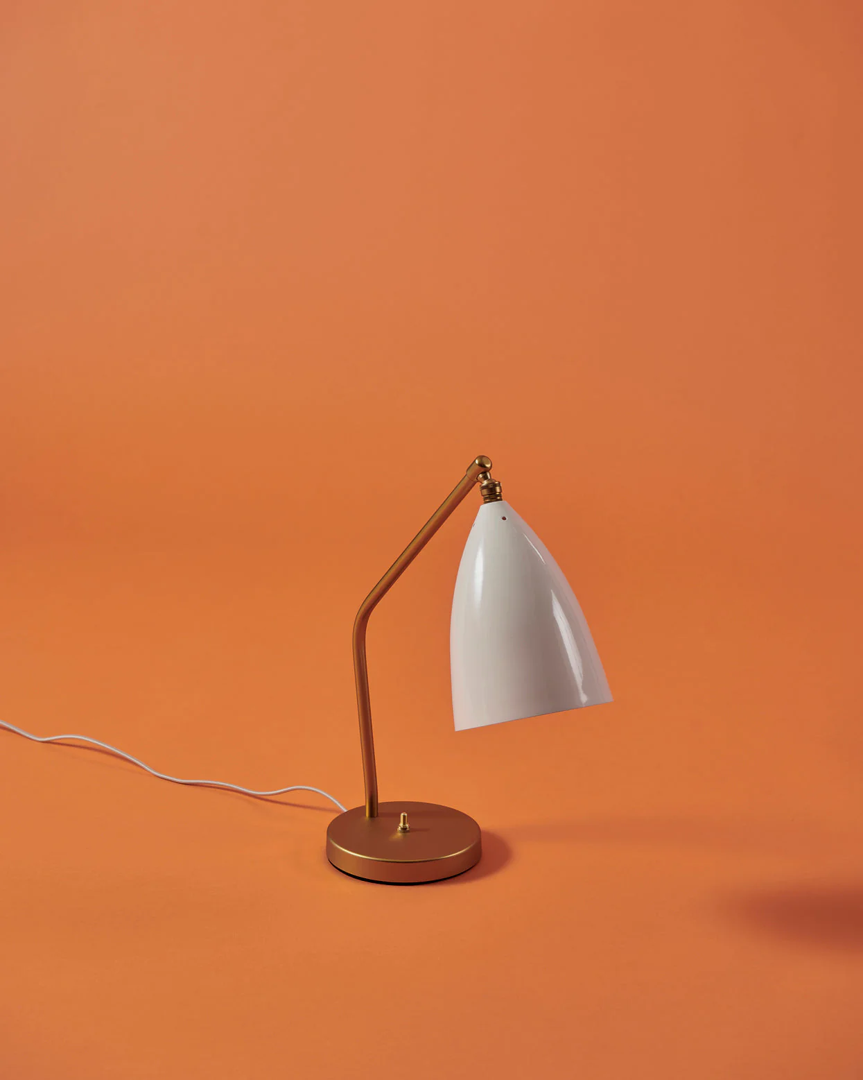 Lampa stołowa GRÄSHOPPA biały klosz ze złotą podstawą - Image 3