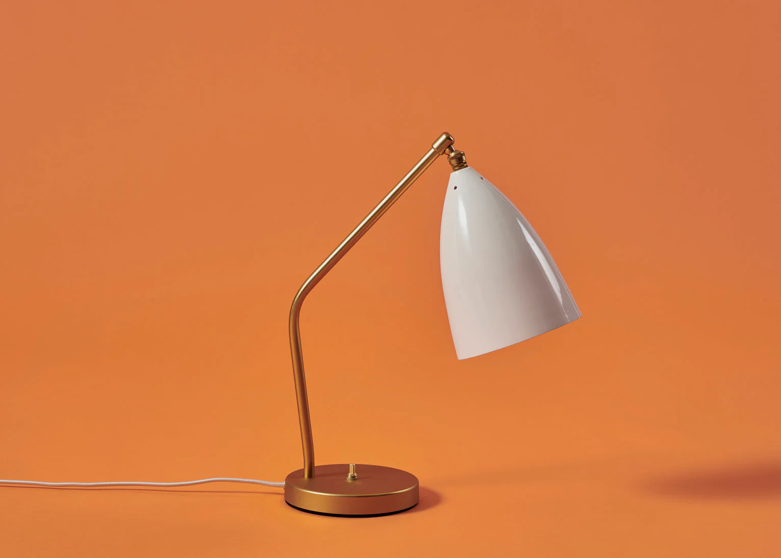 Lampa stołowa GRÄSHOPPA biały klosz ze złotą podstawą - Image 4