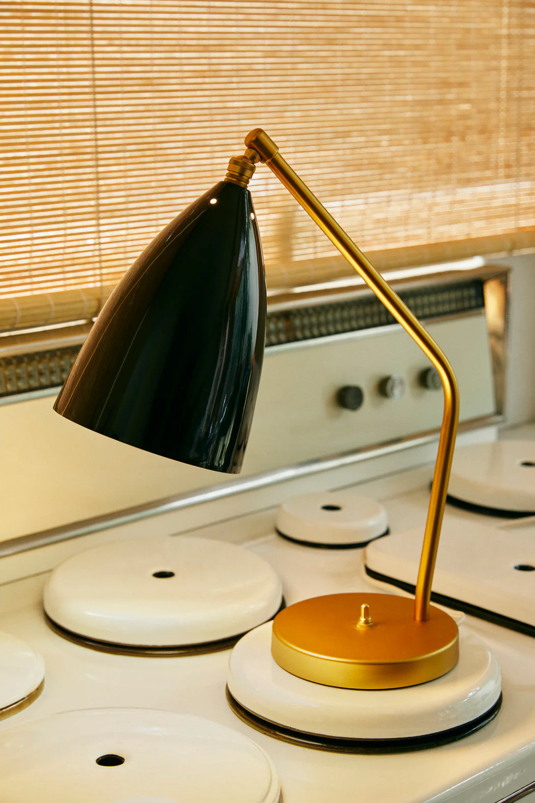 Lampa stołowa GRÄSHOPPA czarny błyszczący klosz ze złotą podstawą - Image 3