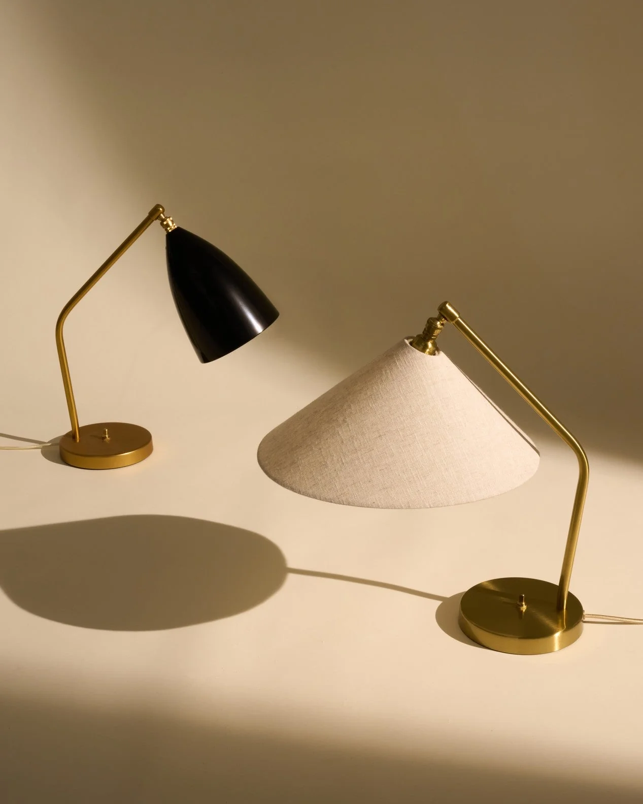 Lampa stołowa GRÄSHOPPA czarny błyszczący klosz ze złotą podstawą - Image 2