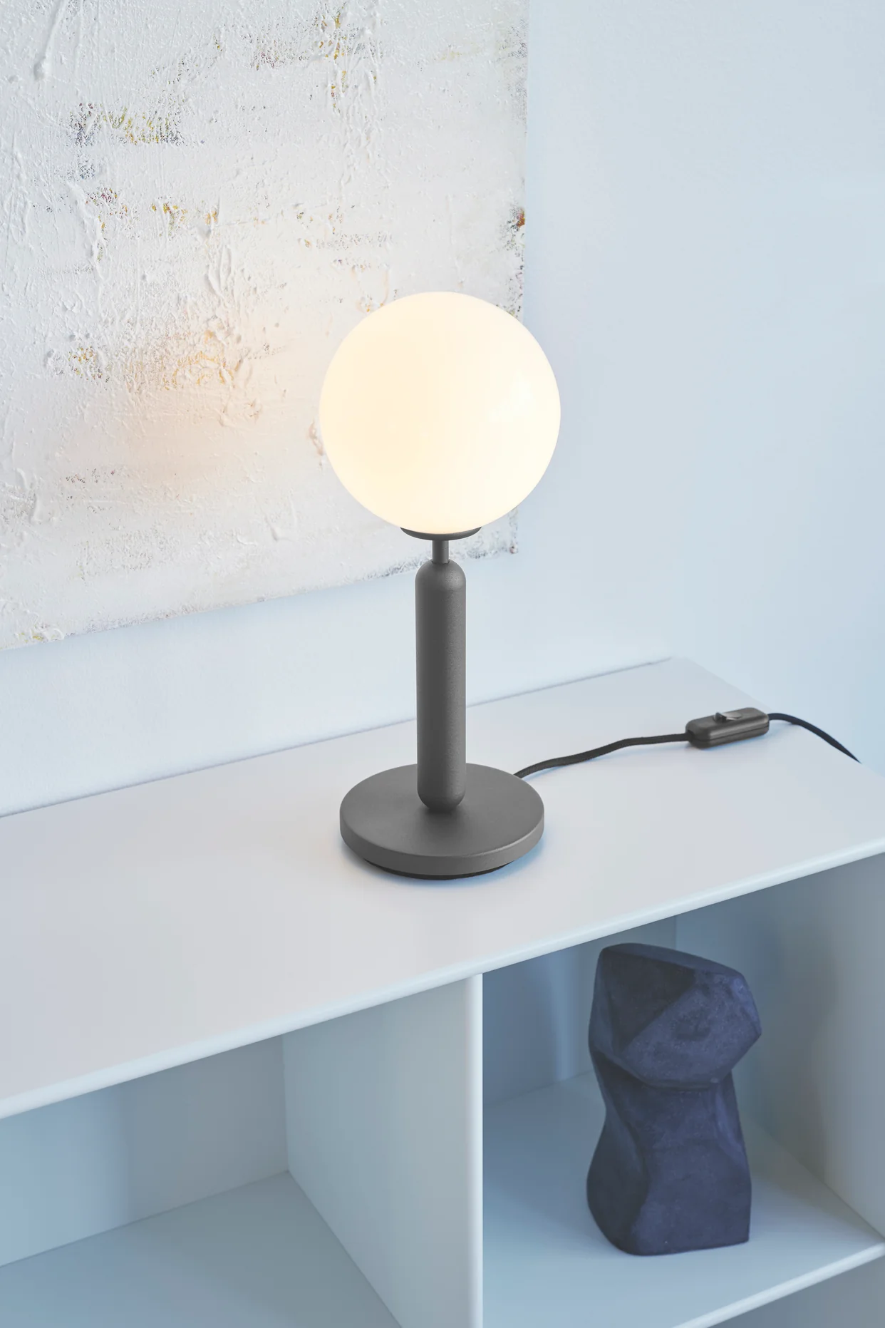 Lampa stołowa MIIRA grafitowy z opalowym szkłem - Image 9