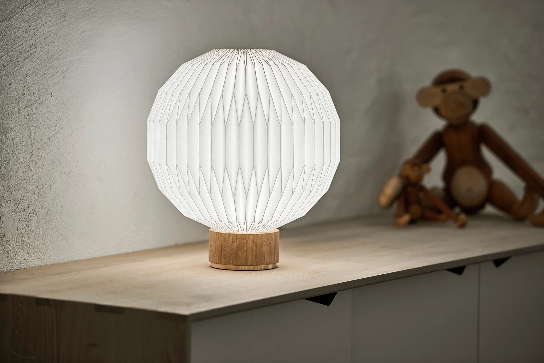 Lampa stołowa MODEL 375 biały z jasną dębową podstawą - Image 10