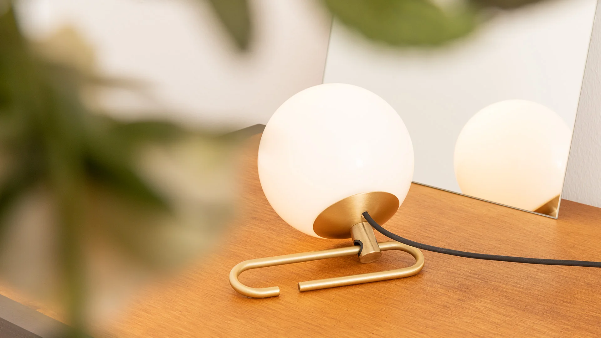 Lampa stołowa NH1217 mosiężny z białym szkłem - Image 2