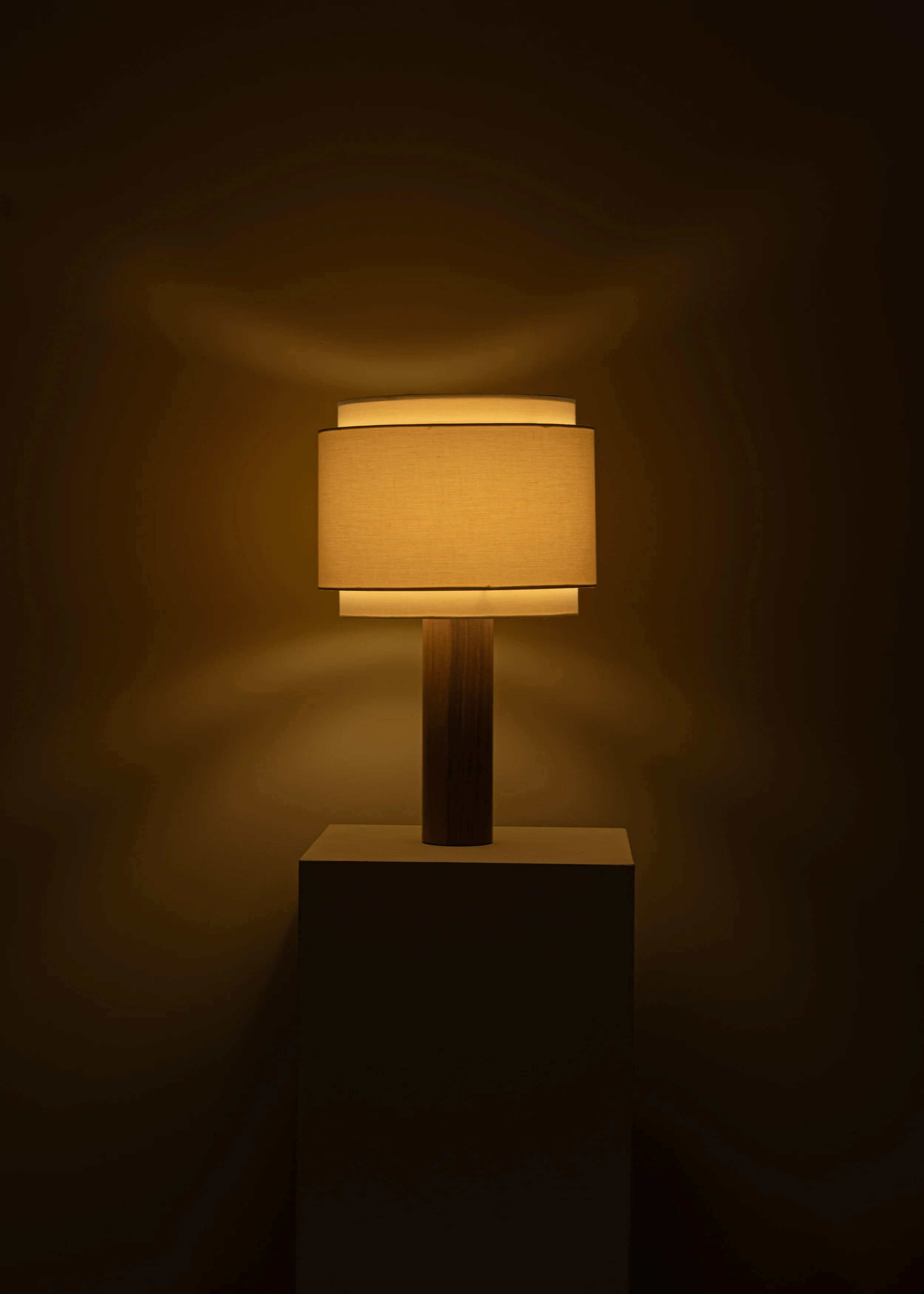 Lampa stołowa PIPO DUOBLE drewno orzechowe - Image 3